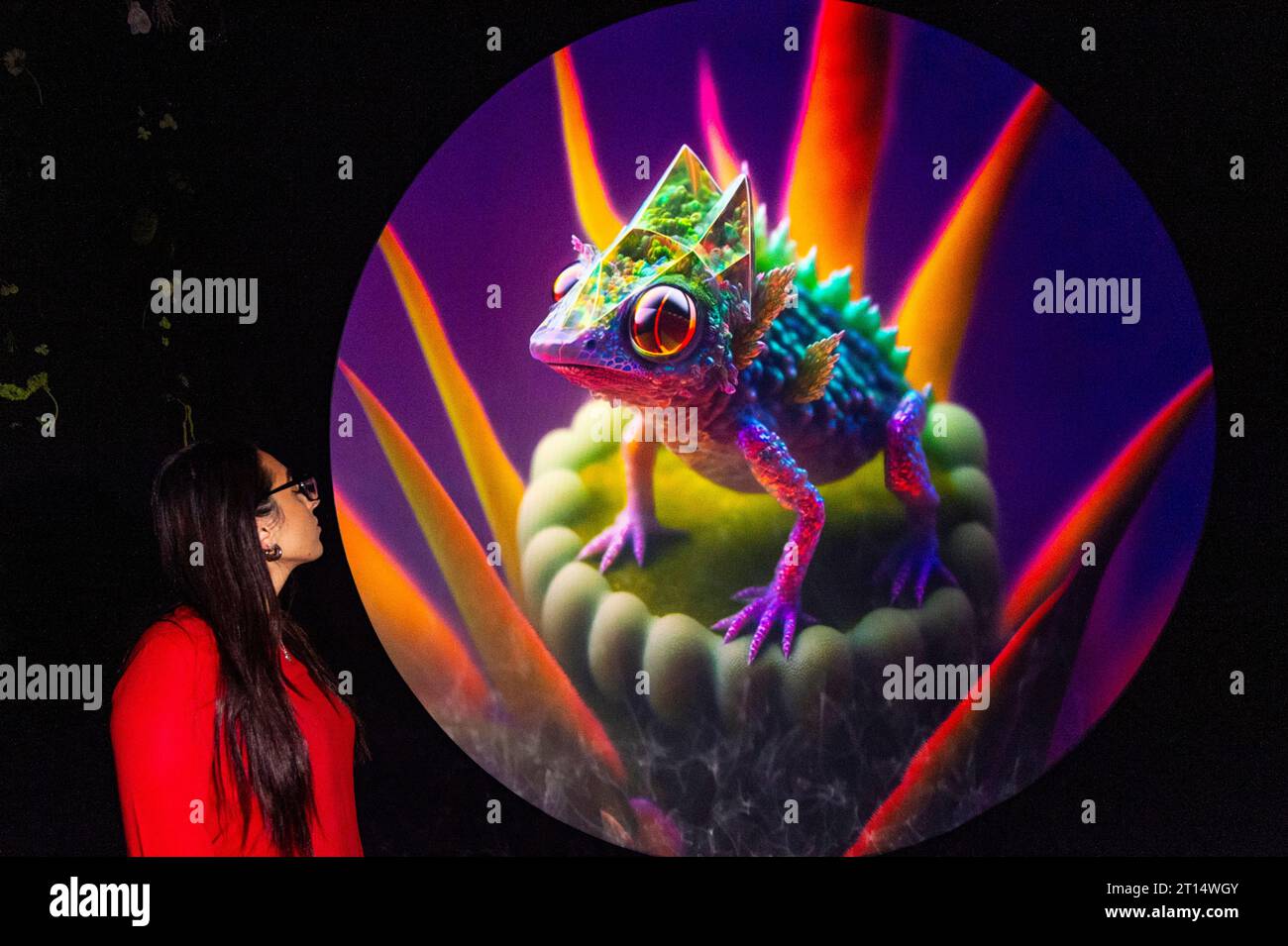 Londres, Royaume-Uni. 11 octobre 2023. Un membre du personnel de Breathing Space, qui fait partie de latent Spaces, une nouvelle exposition immersive présentée en avant-première à Illuvisionaries à Crossrail place, Canary Wharf. Le spectacle, de Markos Kay, artiste multidisciplinaire handicapé, qui utilise l’animation et l’intelligence artificielle pour brouiller les frontières entre réalité et illusion, ouvre au public le 14 octobre. Crédit : Stephen Chung / Alamy Live News Banque D'Images