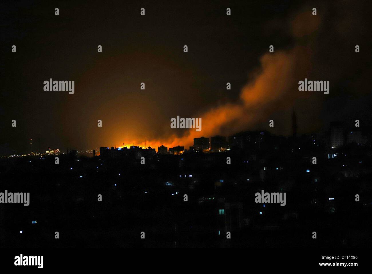 Gaza. 11 octobre 2023. De la fumée s’accumule après une frappe aérienne israélienne dans la ville de Gaza, le 11 octobre 2023. Crédit : Rizek Abdeljawad/Xinhua/Alamy Live News Banque D'Images