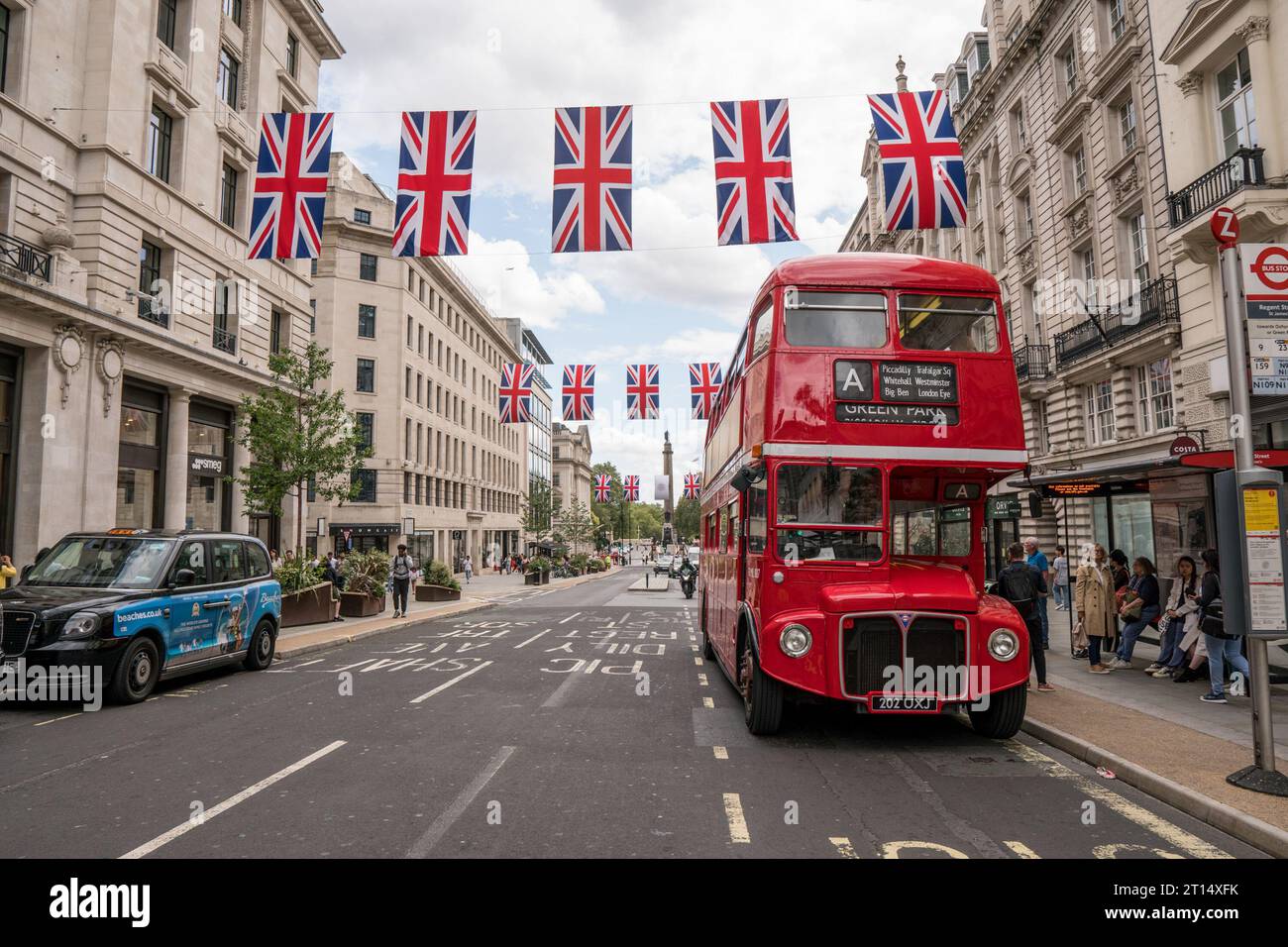Le bus à impériale rouge emblématique Routemaster sur Regents Street Londres le 2023 juillet, amenant les touristes à Waterloo, Big Ben, Piccadilly Circus etc Banque D'Images