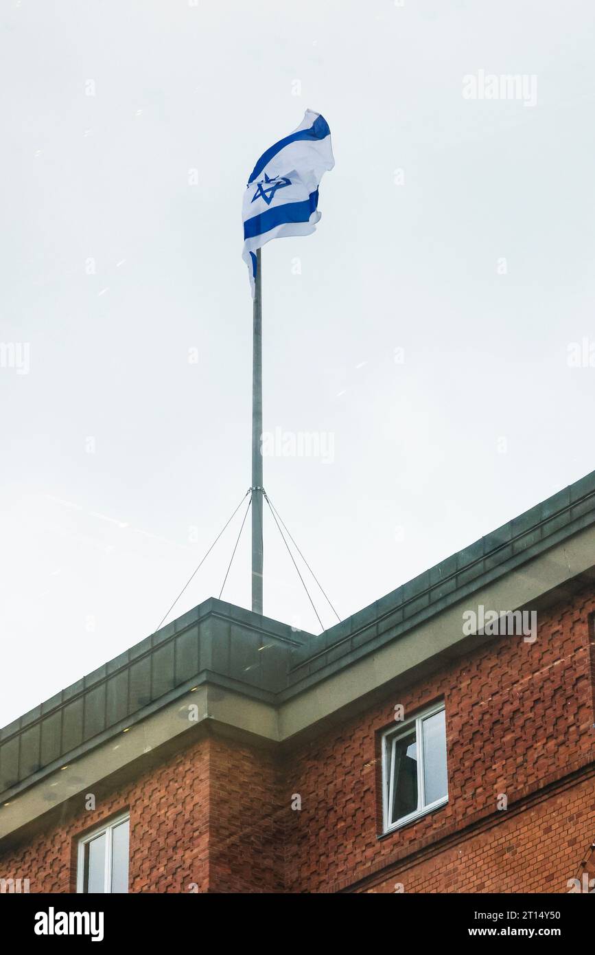 Kiel, Allemagne. 11 octobre 2023. Le drapeau national israélien est hissé au Parlement de l'État de Kiel. Le Parlement a traité des événements au Moyen-Orient dans une heure d'actualité intitulée "solidarité avec Israël". Crédit : Frank Molter/dpa/Alamy Live News Banque D'Images