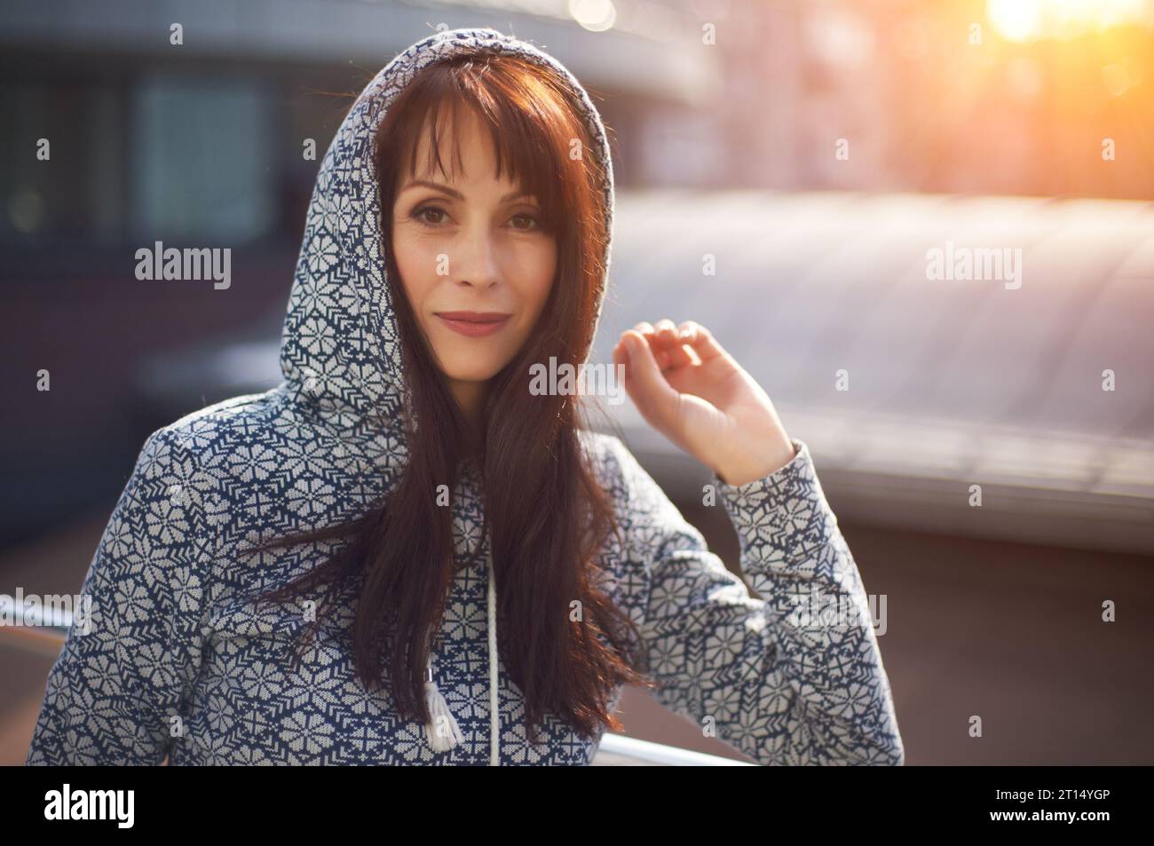 femme heureuse debout dans un centre commercial. portrait mi-longueur. Banque D'Images