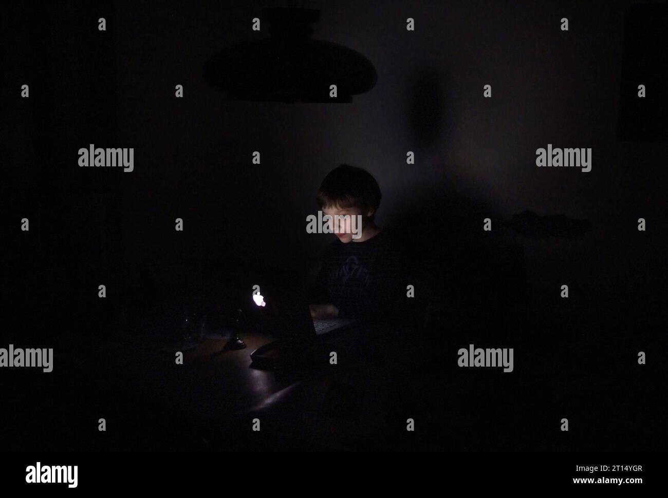 Mac Junge an einem Mac-Laptop *** Mac boy sur un ordinateur portable Mac Copyright : xRayxvanxZeschaux crédit : Imago/Alamy Live News Banque D'Images