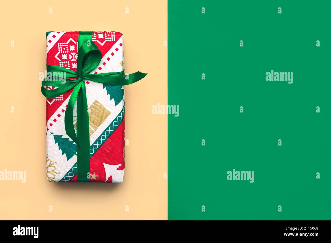Fond de concept de Noël. Vue de dessus des cadeaux de Noël avec espace pour le texte sur une couleur claire et fond vert Banque D'Images