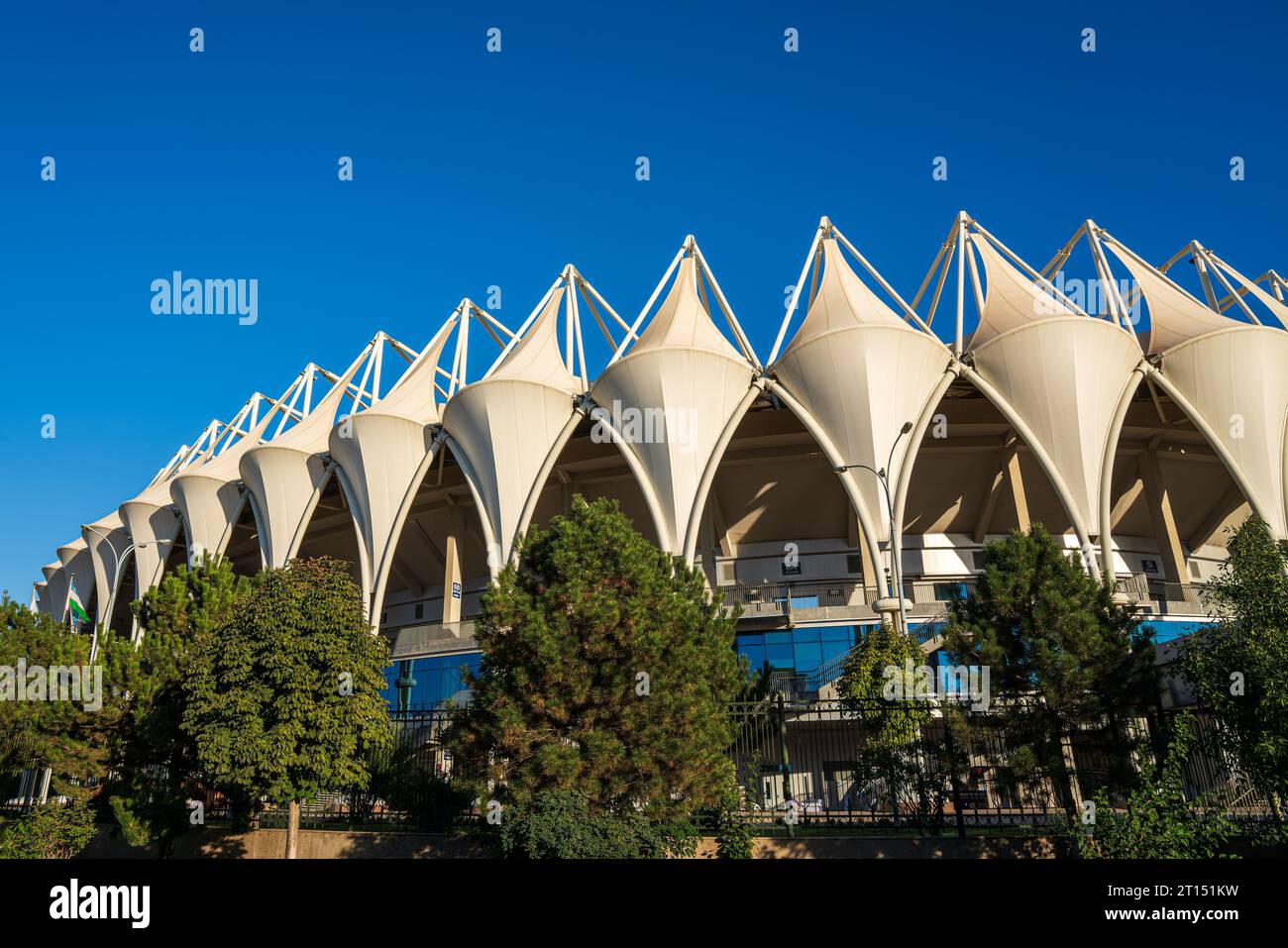 Tachkent, Ouzbékistan - 30 septembre 2023 : Bunyodkor Stadium, le plus grand stade de football en Ouzbékistan sur fond de ciel bleu par une journée ensoleillée. Banque D'Images