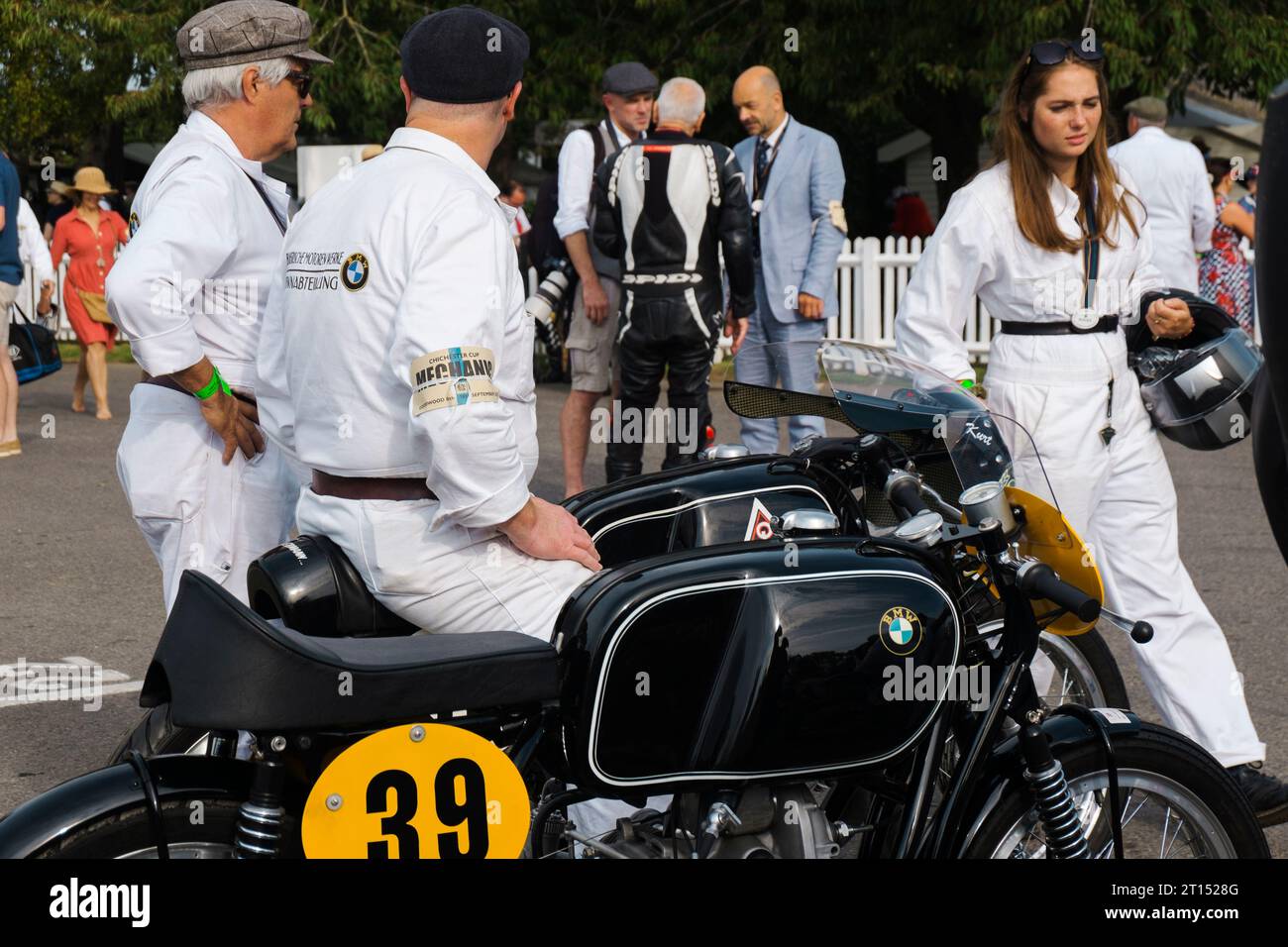 Mécanicien assis sur une moto BMW RS54 Oscar Liebmann 1966 au BARC Revival Meeting 2023, circuit de course automobile Goodwood, West Sussex, Royaume-Uni Banque D'Images