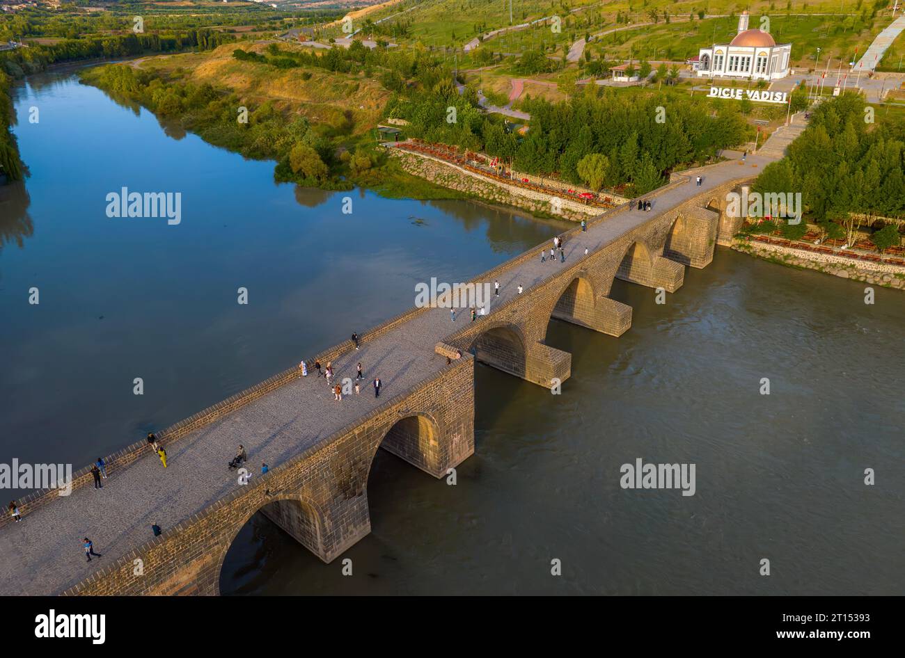 Diyarbakir, vue historique du pont à dix yeux de la Turquie (sur gozlu kopru) Banque D'Images