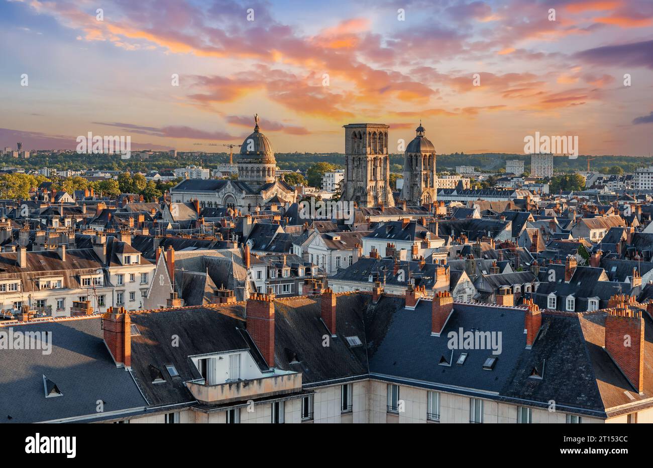 Vue aérienne du paysage urbain de Tours City dans la vallée de la Loire dans la lumière du coucher de soleil en France Banque D'Images