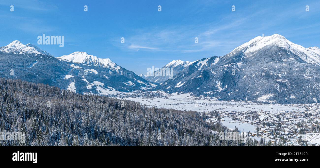 Vue hivernale sur la région autour du téléphérique d'Ehrwalder Alm près d'Ehrwald au Tyrol Banque D'Images