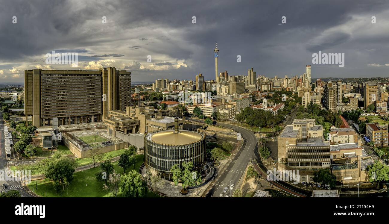 Vue panoramique de Hillbrow avec la tour Hilbrow facilement visible. À gauche se trouve le Johannesburg Civic Centre. Banque D'Images