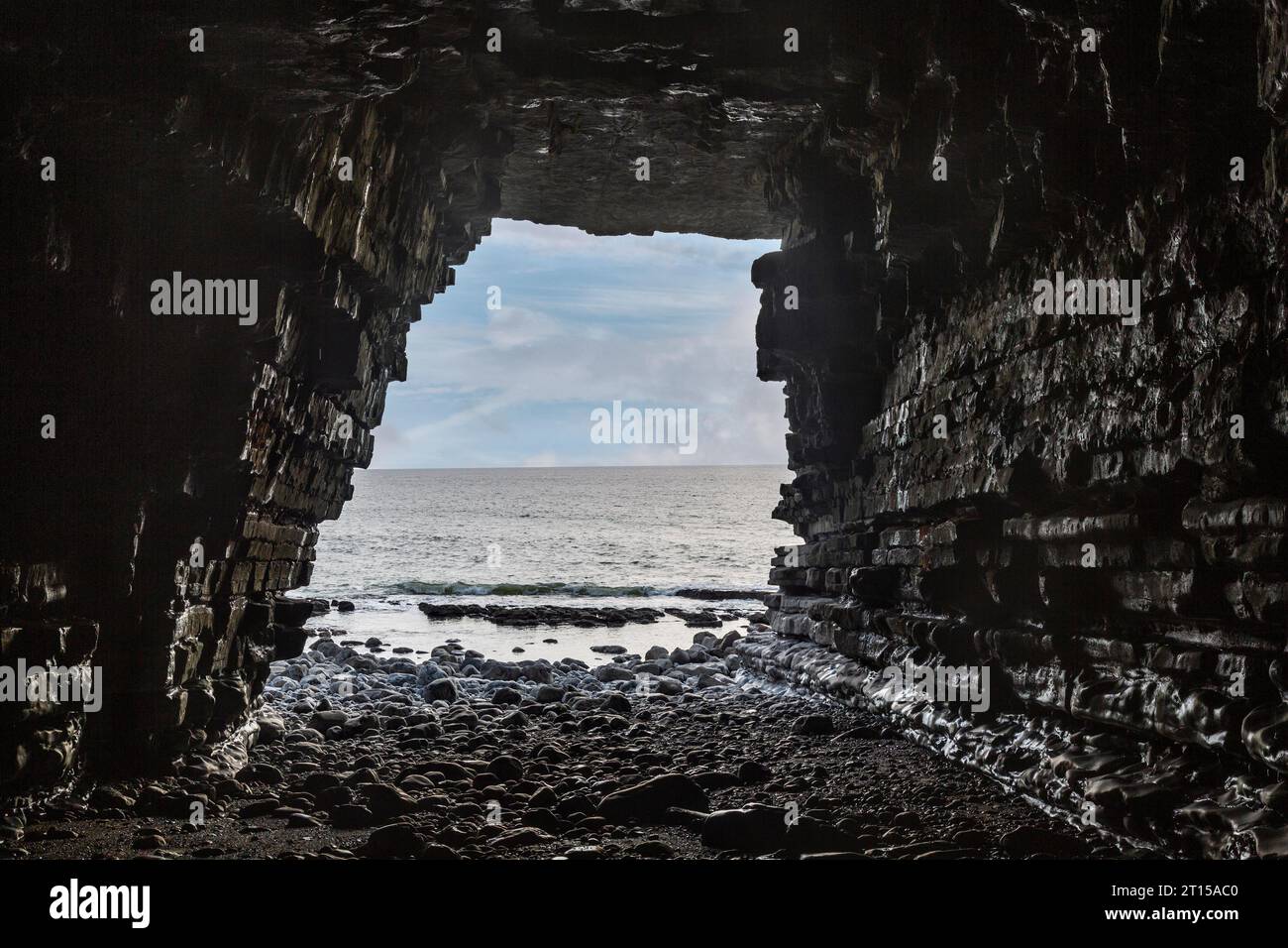 Grotte marine à Tresilian Bay, sur la Glamorgan Heritage Coast, près de Llantwit Major, Galles du Sud. Banque D'Images