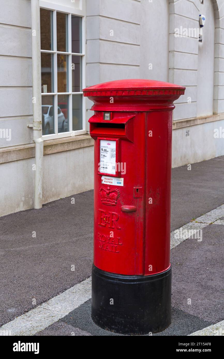 Boîte aux lettres rouge avec logo ER à Poundbury, Dorchester, Dorset UK en septembre Banque D'Images