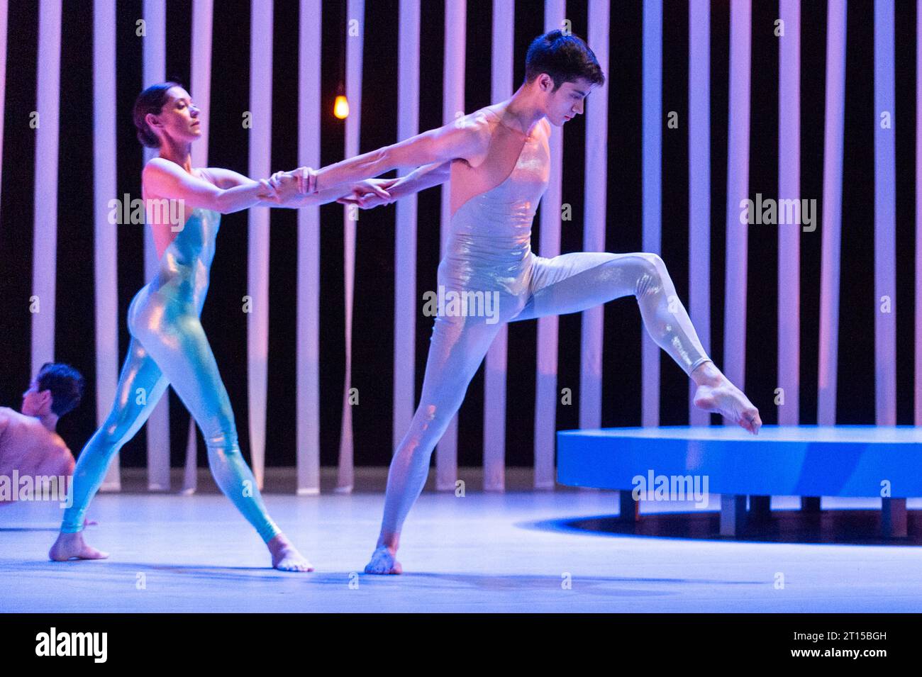 Londres, Royaume-Uni. 11 octobre 2023. Les danseurs se produisent lors d’une avant-première de « Song of Songs » de PAM Tanowitz, l’une des chorégraphes contemporaines les plus recherchées au monde. En collaboration avec le compositeur David Lang, lauréat du prix Pulitzer, le spectacle s’appuie sur l’exploration de PAM de l’histoire de la danse juive pour donner vie au poème de l’ancien Testament. Représentations au Barbican Theatre du 11 au 14 octobre. Crédit : Stephen Chung / Alamy Live News Banque D'Images