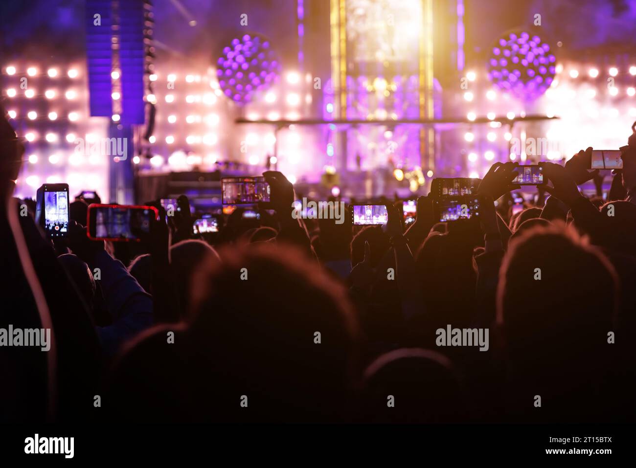 Prendre une photo ou un contenu vidéo lors d'un concert de musique à l'aide d'un téléphone cellulaire. Banque D'Images