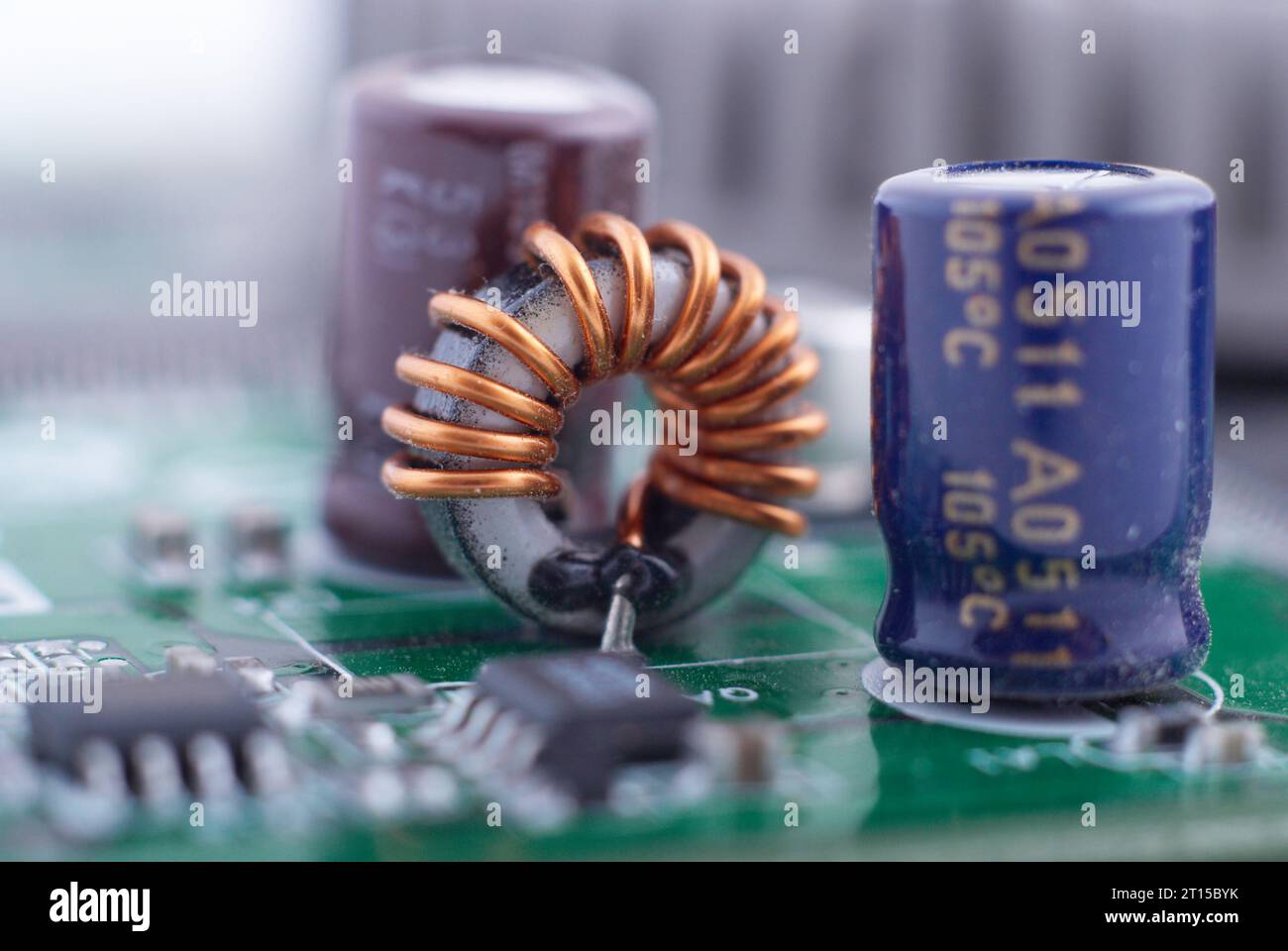inductance avec fond de carte mère. Circuit à puce pour carte d'ordinateur. Concept de matériel microélectronique. dispositif électronique. Banque D'Images