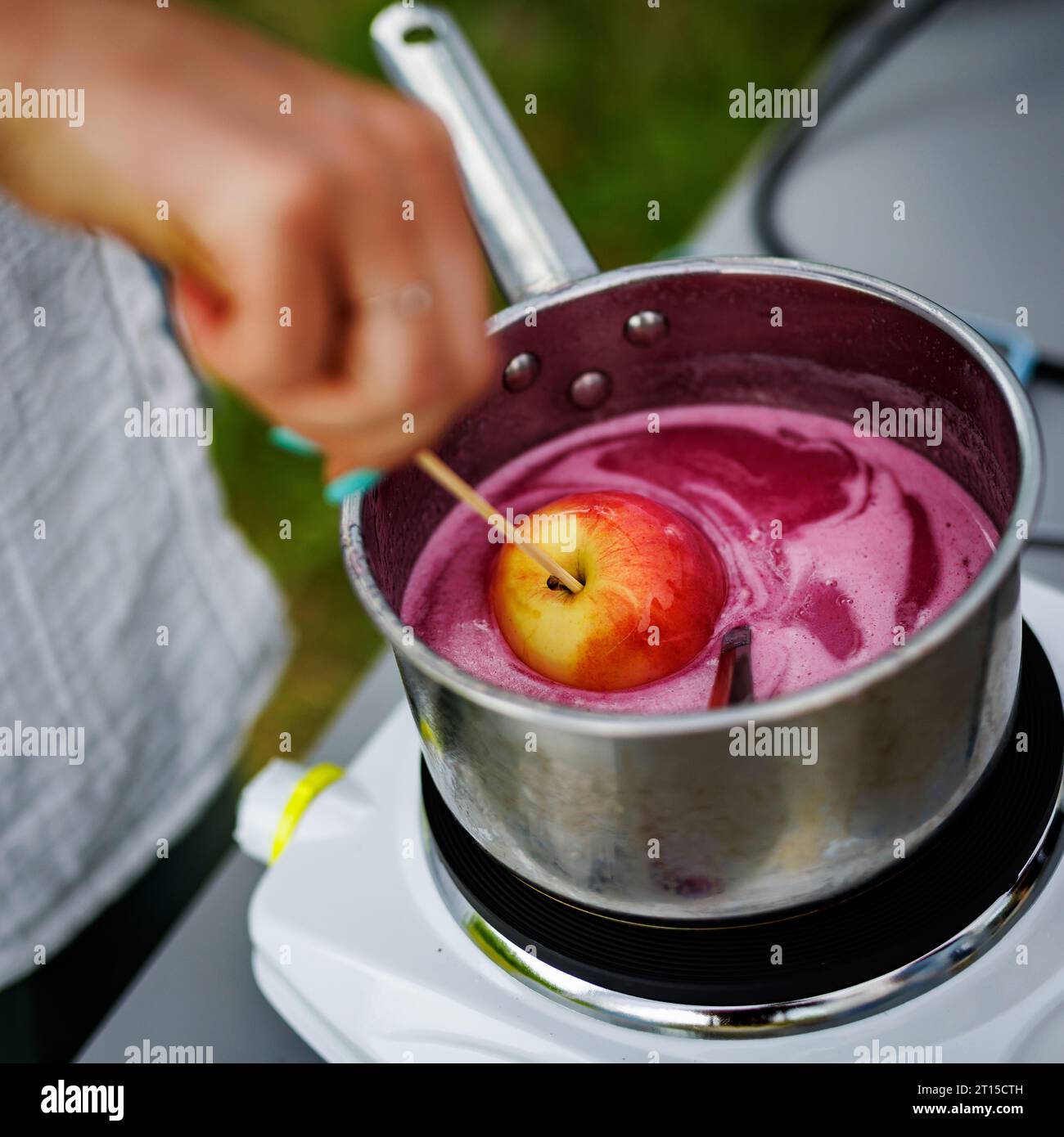 Cuisson des pommes glacées dans une casserole en fer. Banque D'Images