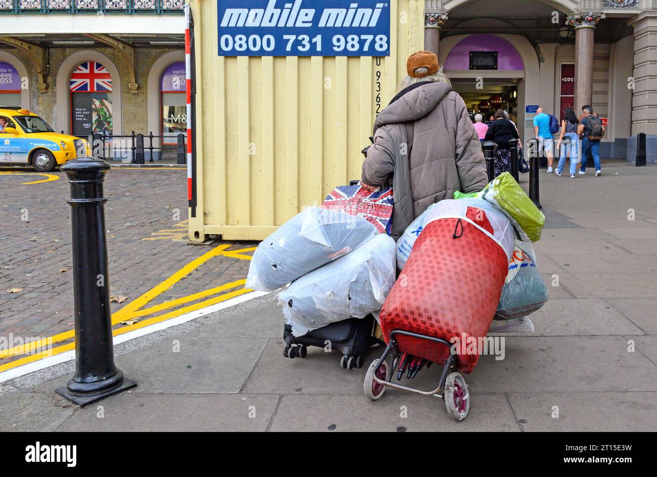Londres, Royaume-Uni. Des femmes sans abri avec ses biens sur des chariots en direction de la gare de Charing Cross Banque D'Images