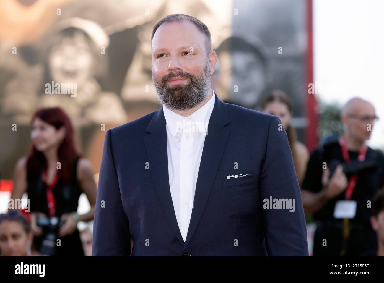 VENISE, ITALIE - 01 SEPTEMBRE : Yorgos Lanthimos assiste au tapis rouge pour le film "Poor Things" au 80e Festival International du film de Venise à on Banque D'Images