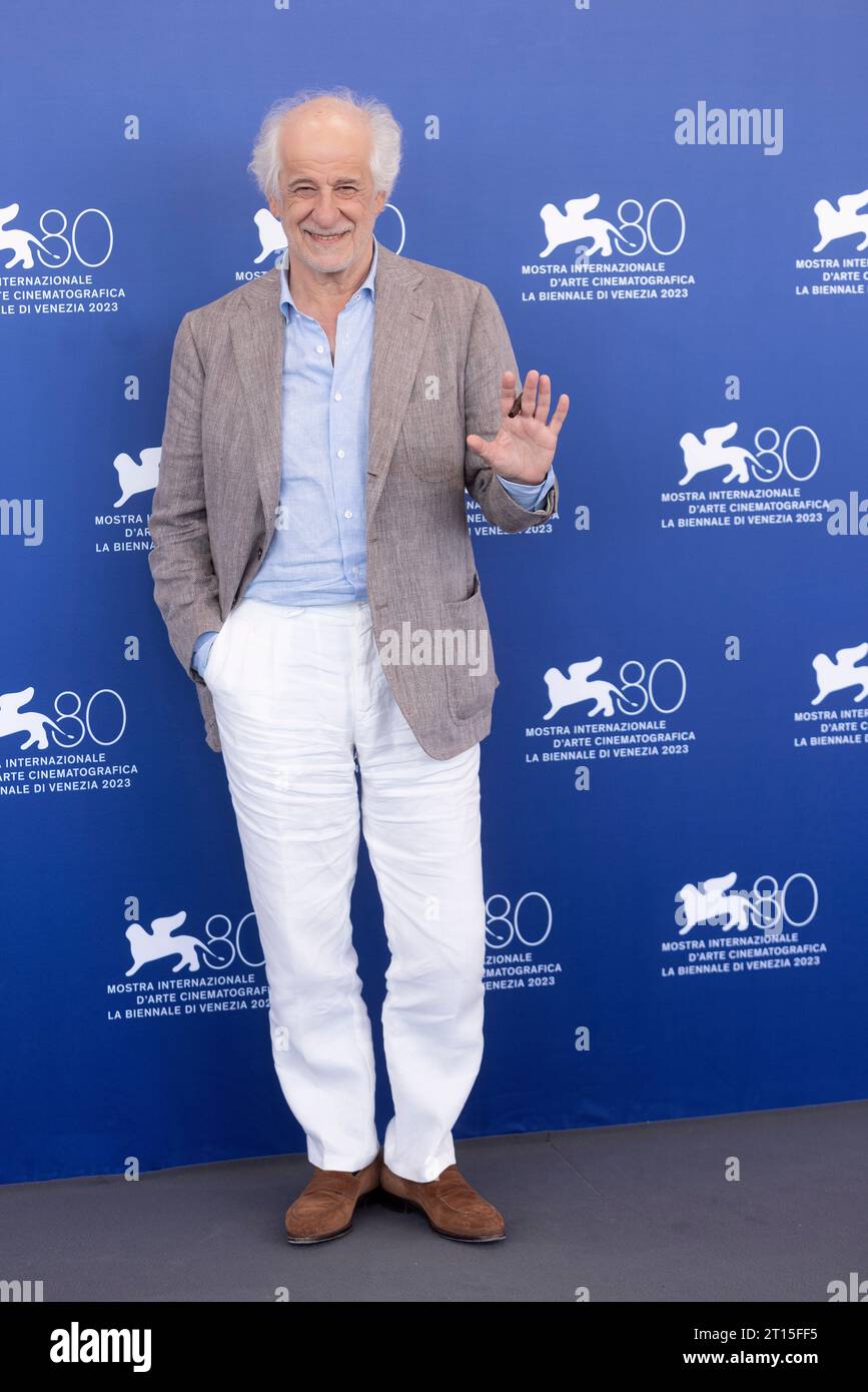 VENISE, ITALIE - SEPTEMBRE 02 : Toni Servillo participe à la séance photo du film "Adagio" au 80e Festival International du film de Venise en septembre Banque D'Images
