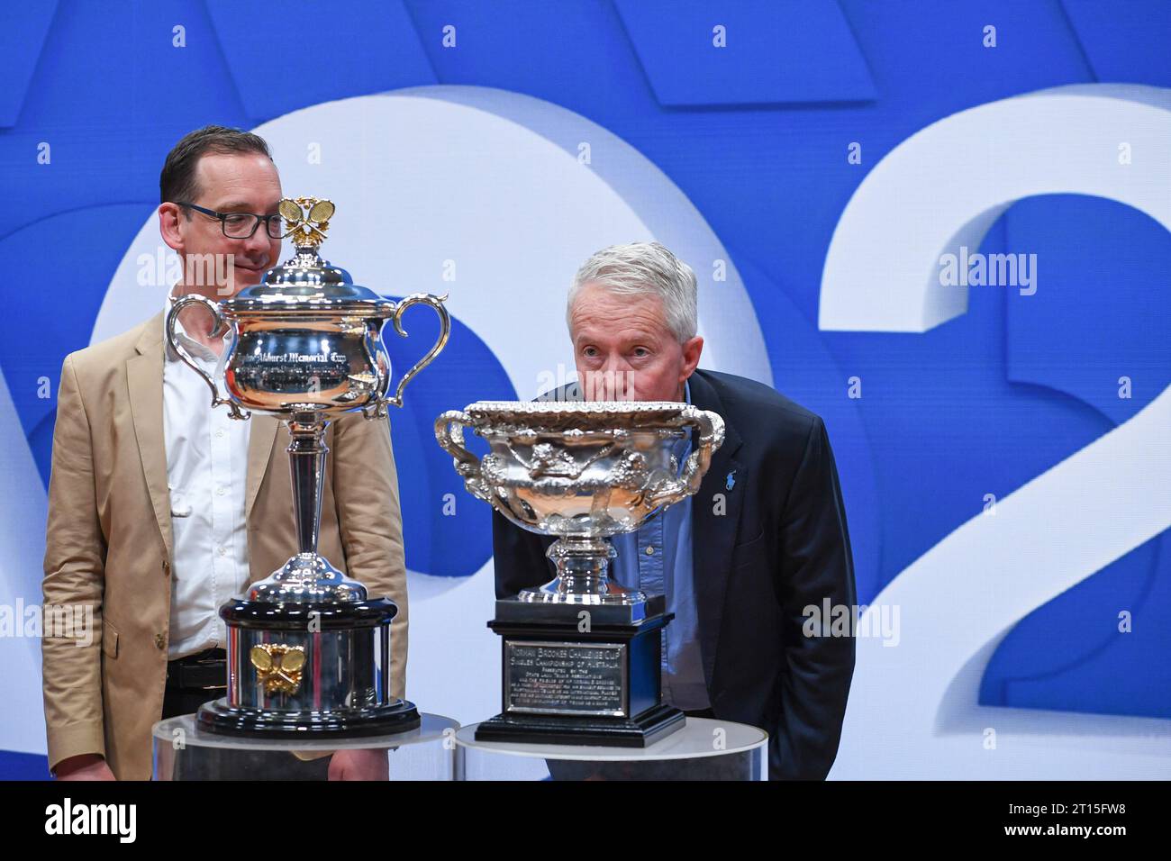 Melbourne, Australie. 11 octobre 2023. Steve Dimopoulos (à gauche), ministre d'État des Sports du Victoria, et Craig Tiley (à droite), PDG de tennis Australia et directeur du tournoi Open d'Australie posent avec des trophées de tournoi lors du lancement médiatique de l'Open d'Australie 2024. (Photo Alexander Bogatyrev/SOPA Images/Sipa USA) crédit : SIPA USA/Alamy Live News Banque D'Images