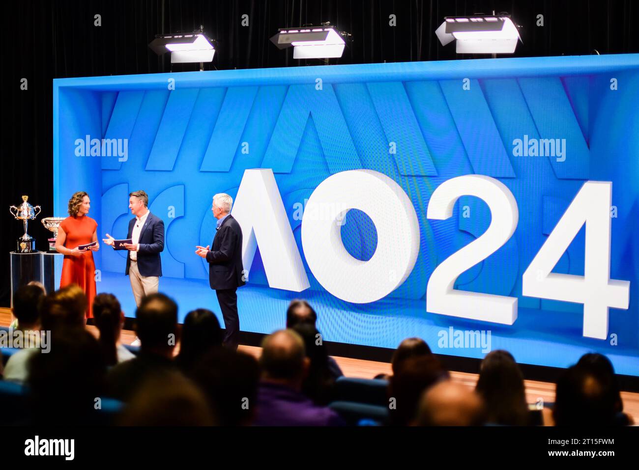 Melbourne, Australie. 11 octobre 2023. Sam Stosur (à gauche) et Todd Woodbridge (à droite), les hôtes de l'événement et les légendes australiennes du tennis, sont vus avec Craig Tiley (à droite), PDG de tennis Australia, lors du lancement médiatique de l'Open d'Australie 2024. (Photo Alexander Bogatyrev/SOPA Images/Sipa USA) crédit : SIPA USA/Alamy Live News Banque D'Images