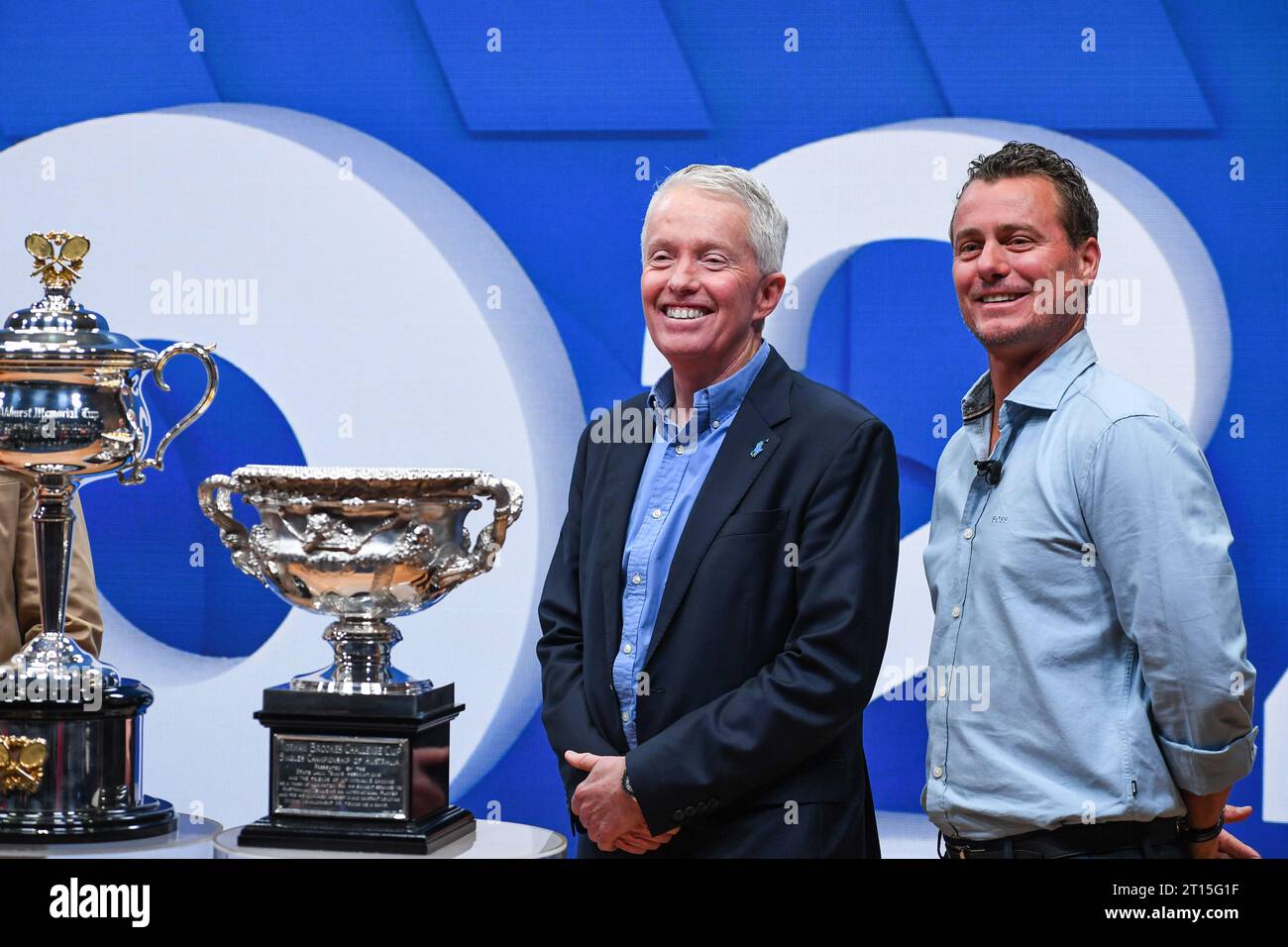 Melbourne, Australie. 11 octobre 2023. Craig Tiley (à gauche), PDG de tennis Australia et directeur du tournoi Open Australian Open, et Lleyton Hewitt (à droite), légende du tennis australien, sont présents lors du lancement médiatique de l'Open Australian 2024. (Photo Alexander Bogatyrev/SOPA Images/Sipa USA) crédit : SIPA USA/Alamy Live News Banque D'Images