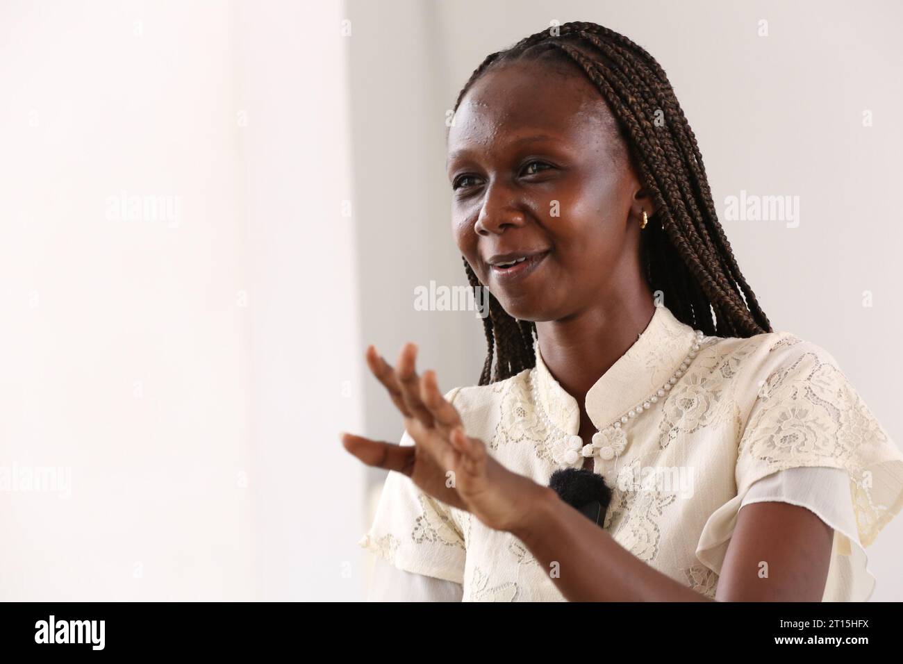 Dar es Salaam, Tanzanie. 10 octobre 2023. Sharon Emmanuel Munisi, étudiante à l'Université de Dar es Salaam, fait des gestes dans une interview avec Xinhua à Dar es Salaam, Tanzanie, le 10 octobre 2023. POUR ALLER AVEC 'Feature : un jeune étudiant tanzanien embrasse la culture chinoise, rêvant d'un rôle d'ambassadeur culturel' crédit : Herman Emmanuel/Xinhua/Alamy Live News Banque D'Images