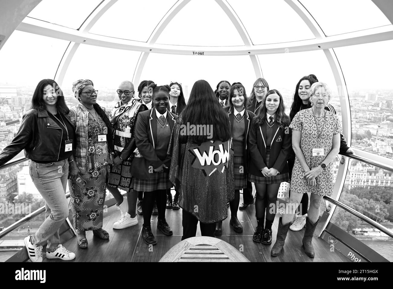 Aujourd’hui, WOW – Women of the World Festival a célébré la Journée internationale de la fille 2022 en réunissant 180 femmes inspirantes et 180 élèves du secondaire sur le London Eye lastminute.com pour partager leurs rêves et leurs ambitions alors qu’ils s’envolent sur Londres. WOW – Women of the World est un mouvement mondial et un festival promouvant l’égalité des sexes et célébrant les femmes, les filles et les personnes non binaires, dirigé par l’organisme caritatif britannique The WOW Foundation. Depuis 2012, le 11 octobre a été marqué comme Journée internationale de la fille pour souligner et répondre aux besoins et aux défis auxquels les filles sont confrontées. Banque D'Images