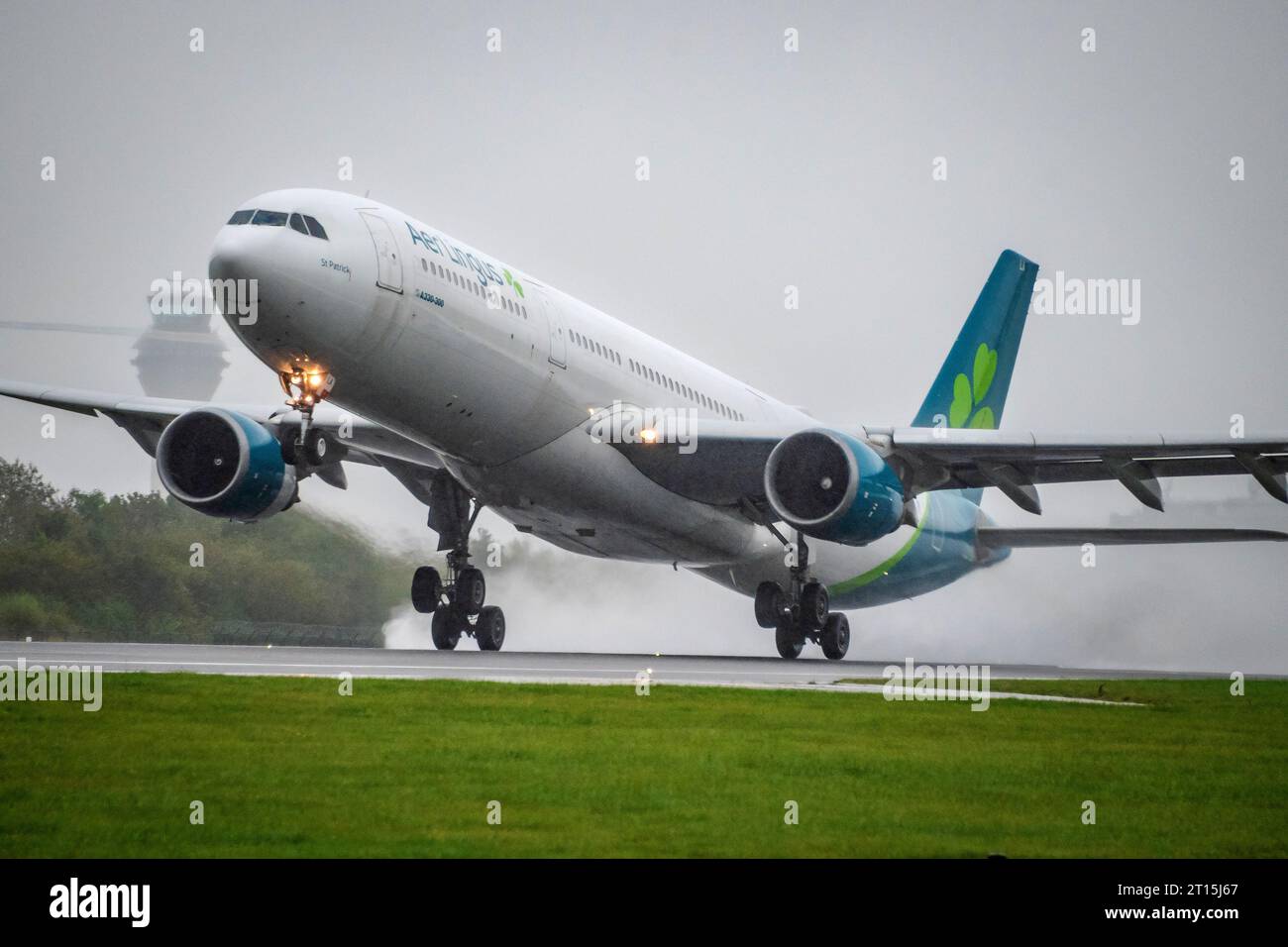 Aer Lingus Airbus A330-300 nommé St Patrick. Décollage par jour de pluie. Aéroport de Manchester. Banque D'Images