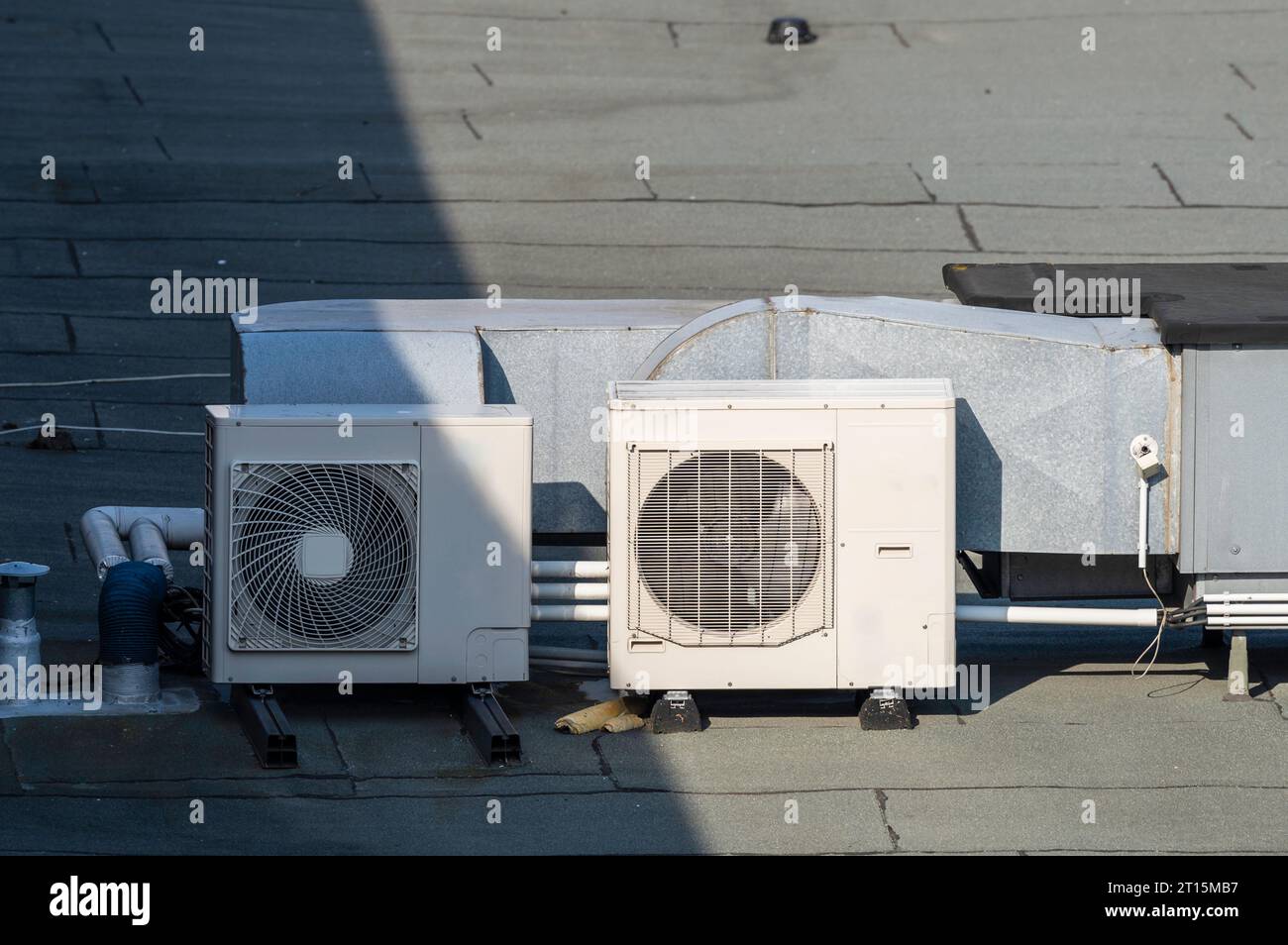 Climatiseurs placés sur un toit Banque D'Images