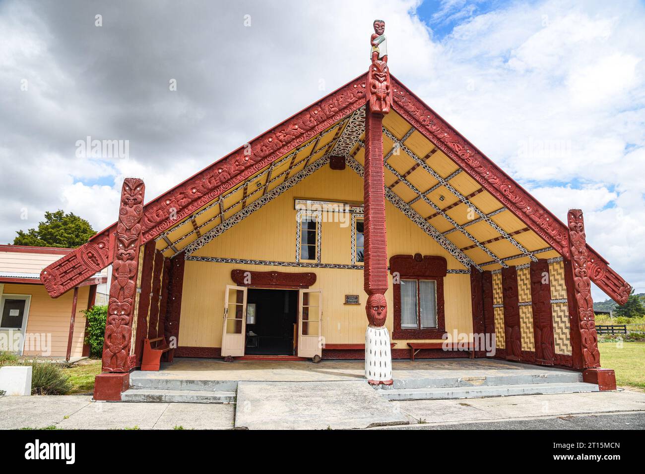 Un wharenui est une maison communale du Māori peuple Māori Carving, Waitangi, Runanga, Nouvelle-Zélande Banque D'Images