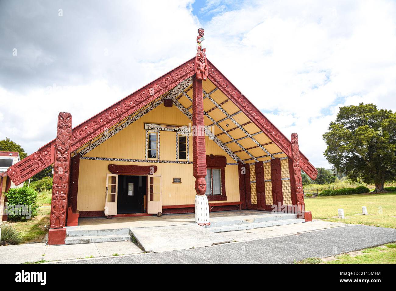 Un wharenui est une maison communale du Māori peuple Māori Carving, Waitangi, Runanga, Nouvelle-Zélande Banque D'Images