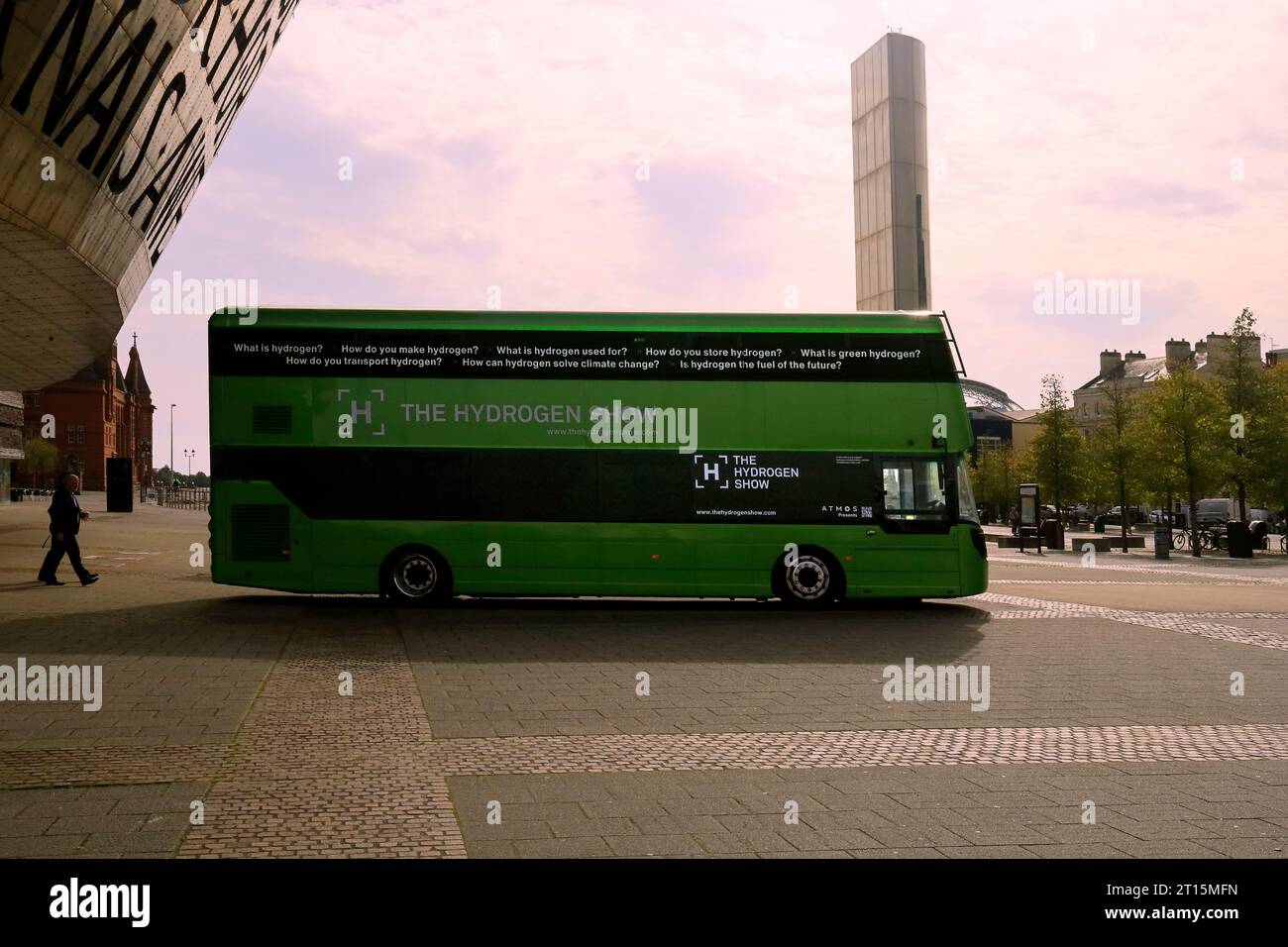 Bus Wright vert à deux étages lors d'un événement de promotion des véhicules à hydrogène à l'extérieur du Millennium Centre, Cardiff Bay. Octobre 2023. Banque D'Images