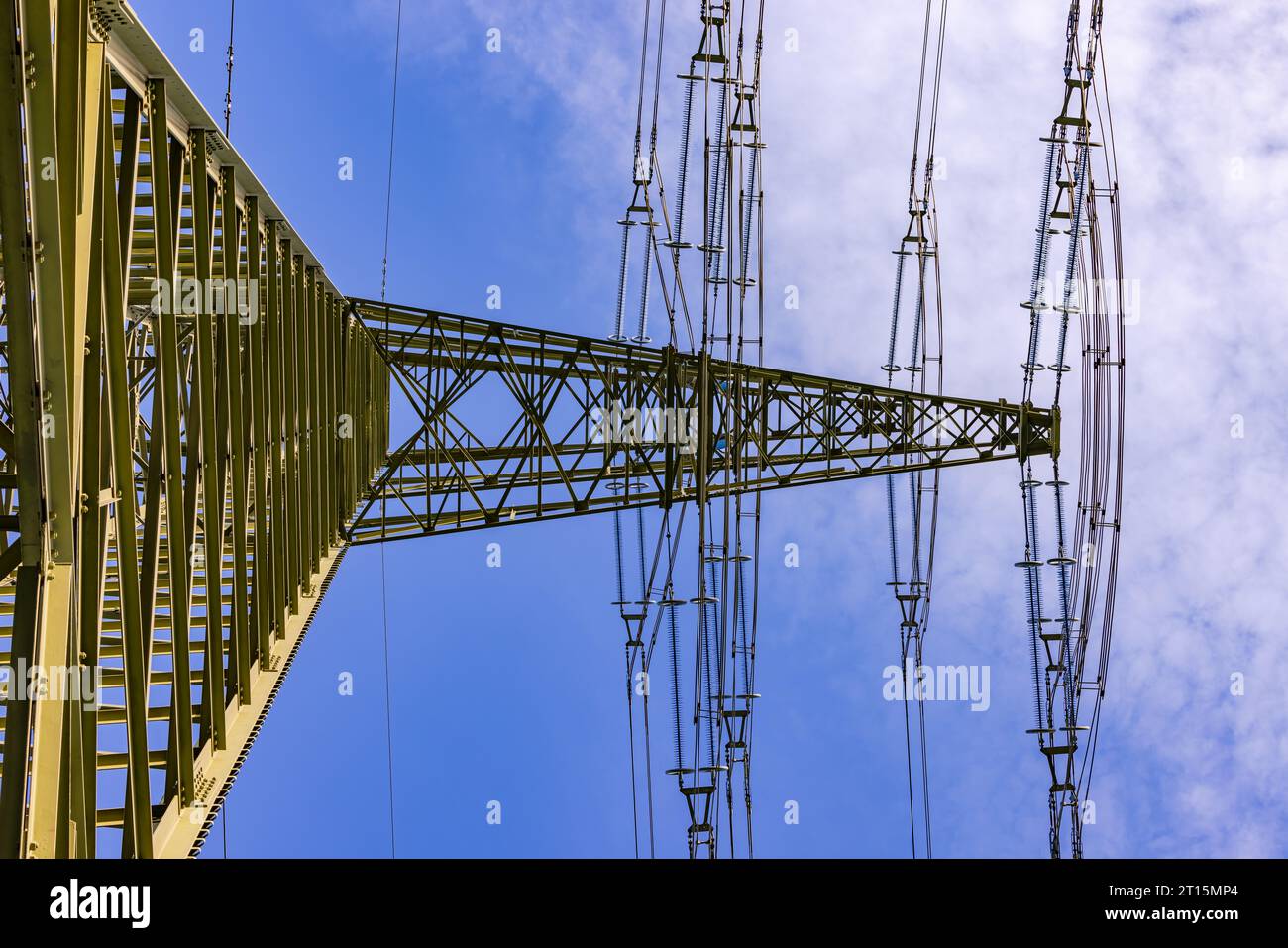 Pylône à haute tension massif et grand pour l'électricité comme ligne électrique pour de nombreuses lignes aériennes contre ciel bleu avec vue vers le haut Banque D'Images