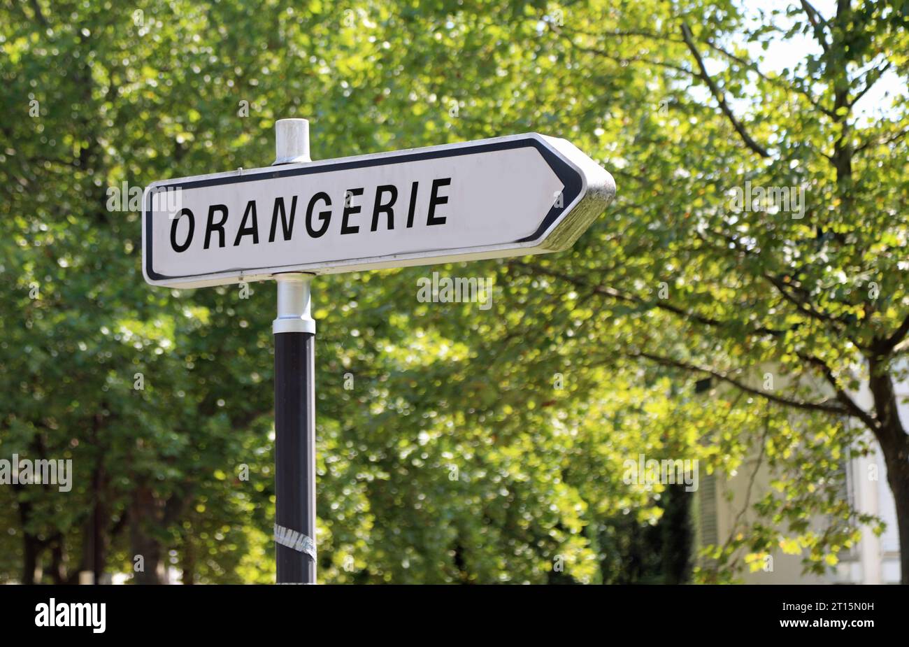 Grand panneau avec flèche vers ORANGERIE en France dans le parc public Banque D'Images
