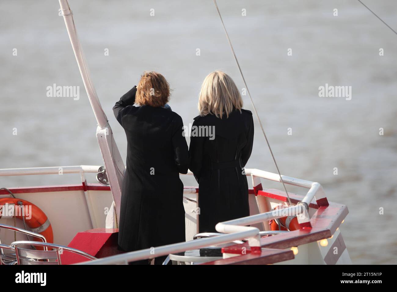 Hamburg, Deutschland, 10.10.2023 : Deutsch-französische Kabinettsklausur : Die First Ladies von Frankreich und Deutschland, Brigitte Macron und Britta Ernst, auf einer Fähre *** Hambourg, Allemagne, 10 10 2023 Allemagne Cabinet français retraite les Premières Dames de France et d'Allemagne, Brigitte Macron et Britta Ernst, sur un ferry. Copyright : xdtsxNachrichtenagenturx dts 23854 crédit : Imago/Alamy Live News Banque D'Images