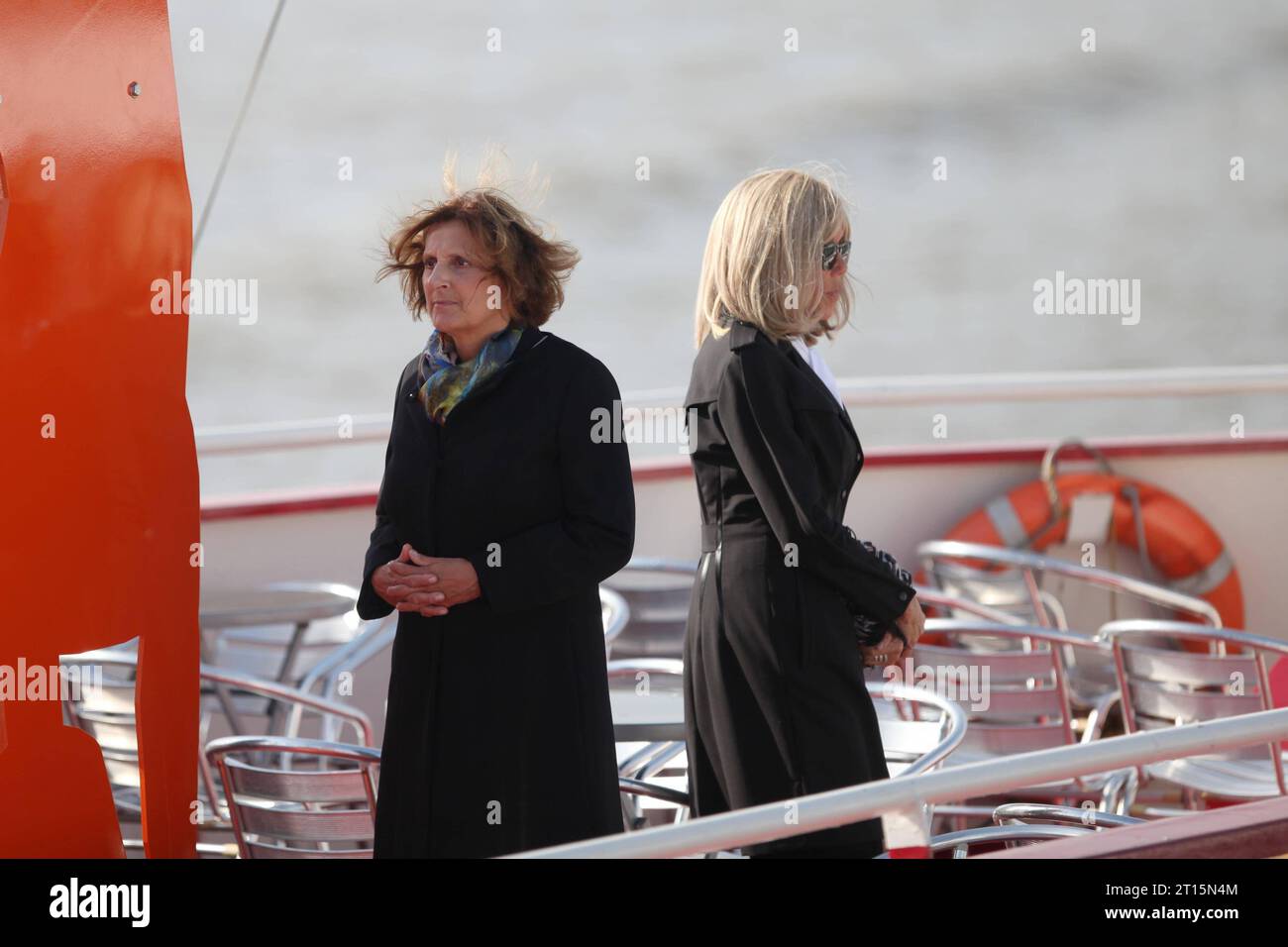Hamburg, Deutschland, 10.10.2023 : Deutsch-französische Kabinettsklausur : Die First Ladies von Frankreich und Deutschland, Brigitte Macron und Britta Ernst, auf einer Fähre *** Hambourg, Allemagne, 10 10 2023 Allemagne Cabinet français retraite les Premières Dames de France et d'Allemagne, Brigitte Macron et Britta Ernst, sur un ferry. Copyright : xdtsxNachrichtenagenturx dts 23855 crédit : Imago/Alamy Live News Banque D'Images