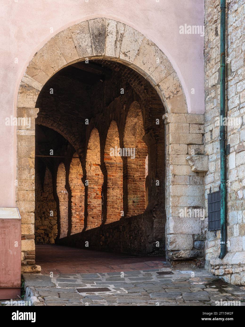 Le beau village de Suvereto sur un après-midi d'été ensoleillé. Province of Livourne, Toscane, Italie. Banque D'Images