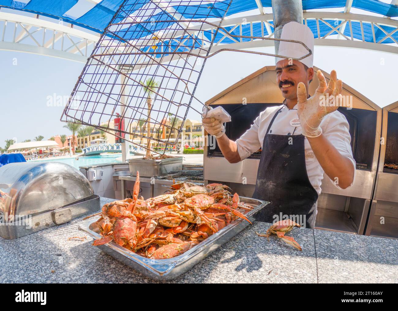 03 octobre 2023- Hurgada-ÉGYPTE-le chef présente un plateau de crabes bien cuits qui attend ses clients. Banque D'Images