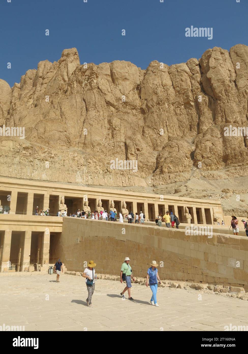Les touristes affluent pour voir le magnifique temple mortuaire de Hatshepsut, construit dans les falaises, un chef-d'œuvre de l'architecture de l'Egypte ancienne. Banque D'Images