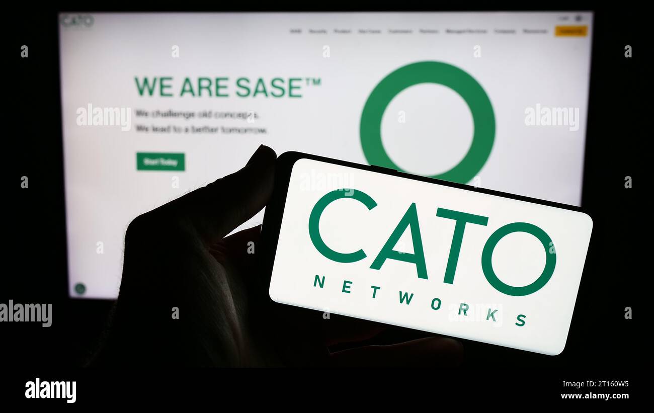 Personne tenant un smartphone avec le logo de la société israélienne de sécurité réseau Cato Networks Ltd. Devant le site Web. Concentrez-vous sur l'affichage du téléphone. Banque D'Images