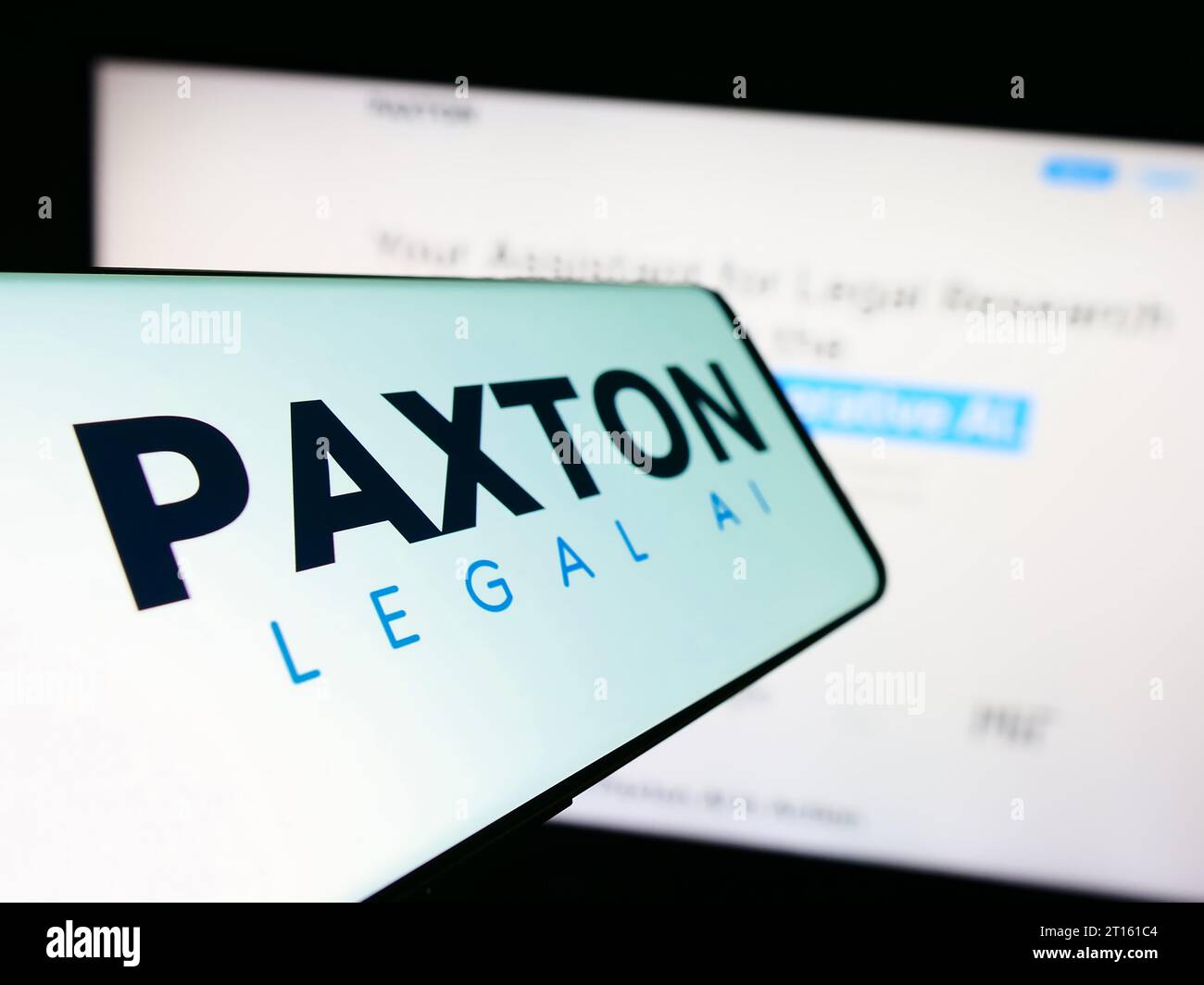 Smartphone avec logo de la société américaine d'intelligence artificielle juridique Paxton ai Inc. Devant le site Web. Concentrez-vous sur le centre gauche de l'écran du téléphone. Banque D'Images