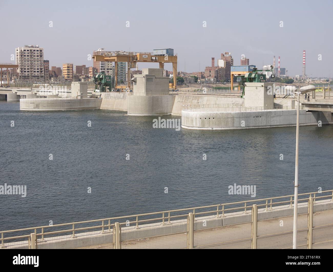 Le nouveau barrage et centrale hydroélectrique d'Assiut a été achevé en 2018 et fournit deux écluses de navigation, la régulation de l'eau du Nil et l'irrigation. Banque D'Images