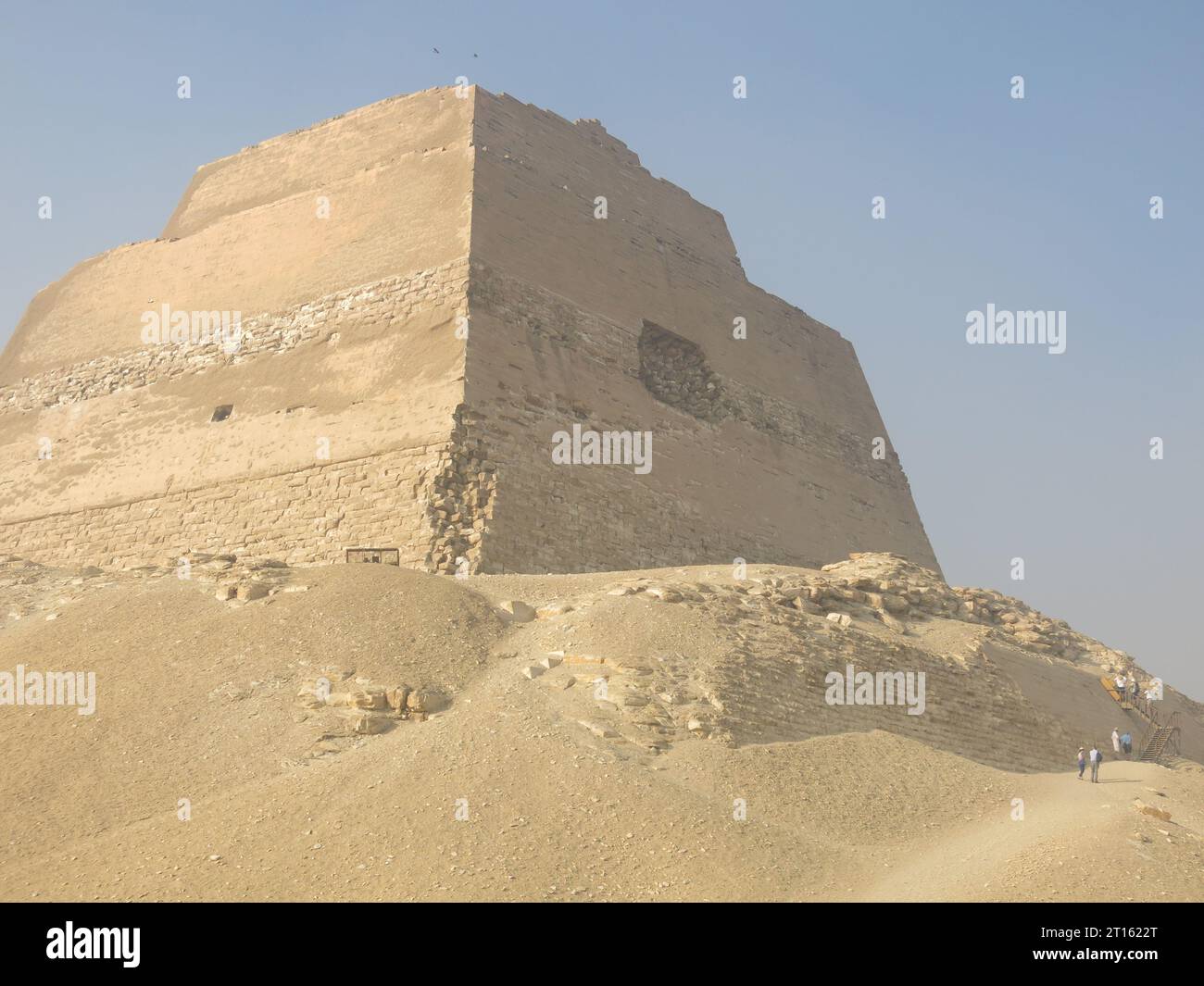 Moins visitée que Gizeh, la pyramide de Maydoum (Meidum) a été construite par le roi Houni comme prototype de chambre funéraire dans le désert de l'Egypte ancienne. Banque D'Images