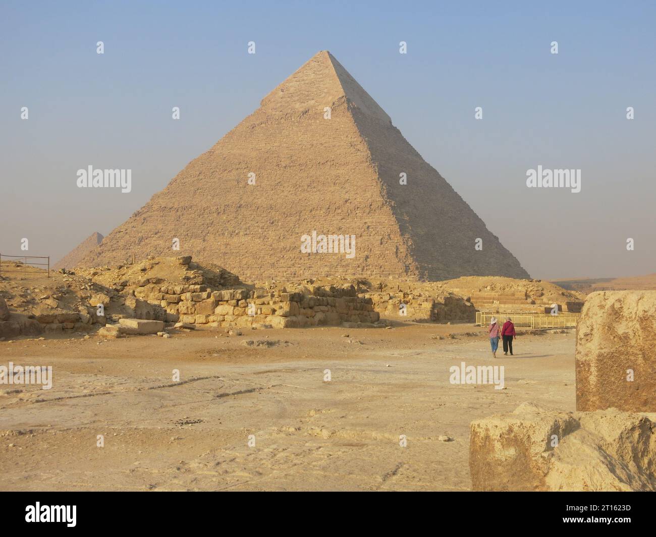 Une forme triangulaire emblématique, et prouesse de construction, en archéologie et architecture : les grandes pyramides de l'Egypte ancienne à la nécropole de Gizeh. Banque D'Images