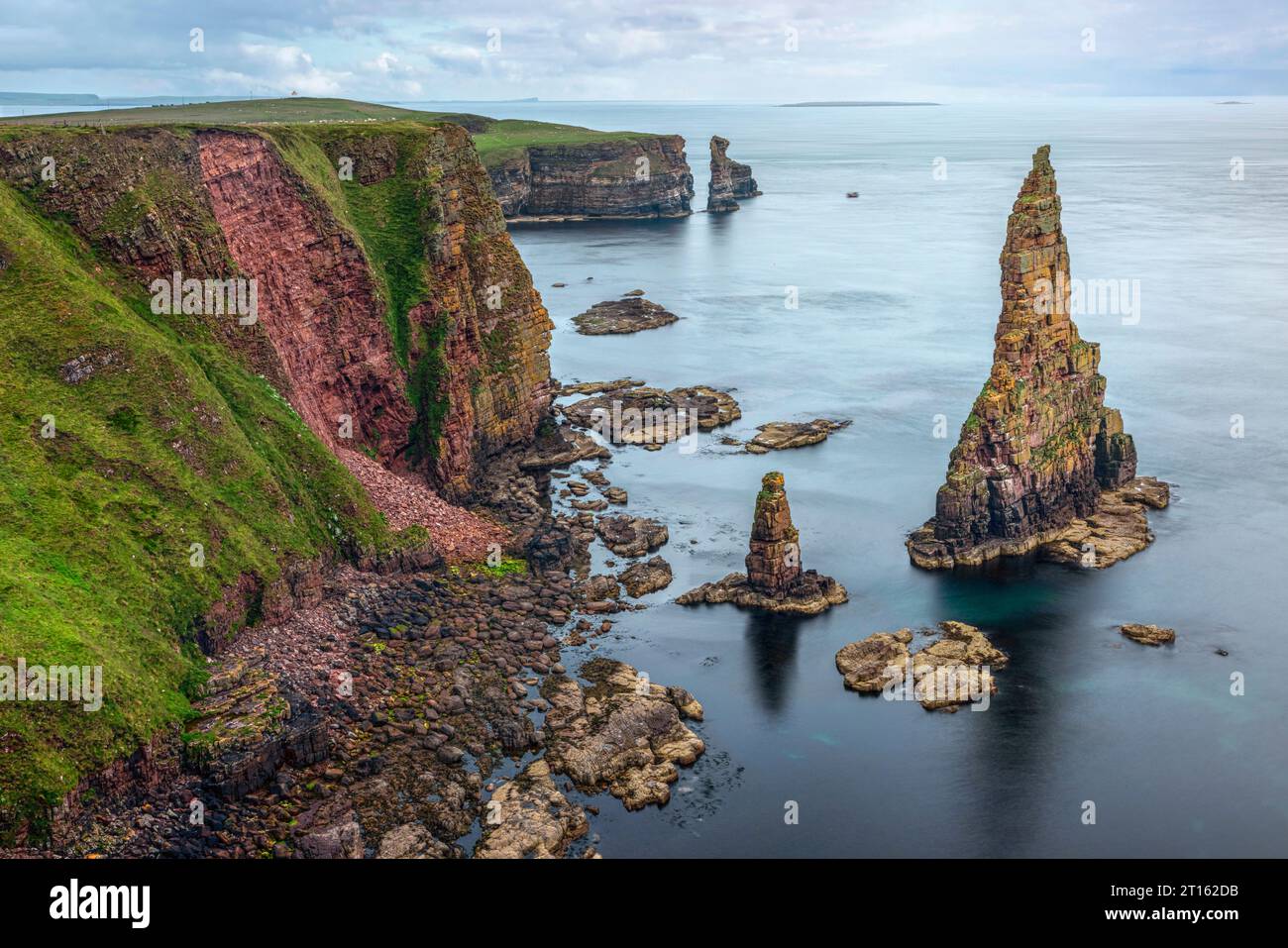 Les superbes empilements marins à Duncansby Head à Caithness, en Écosse. Banque D'Images
