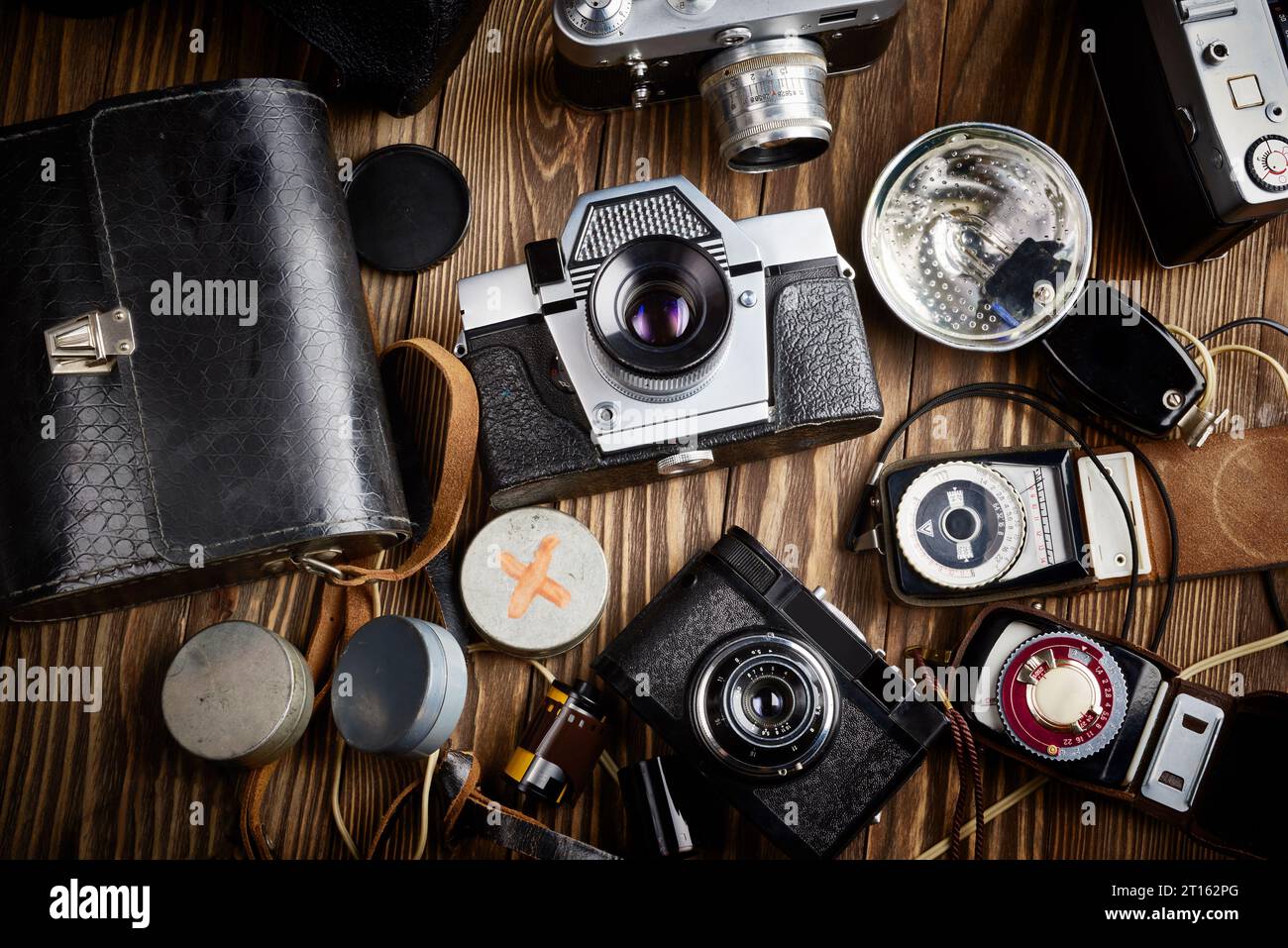 Vieux appareils photo russes vintage soviétiques flash et posmètres Banque D'Images