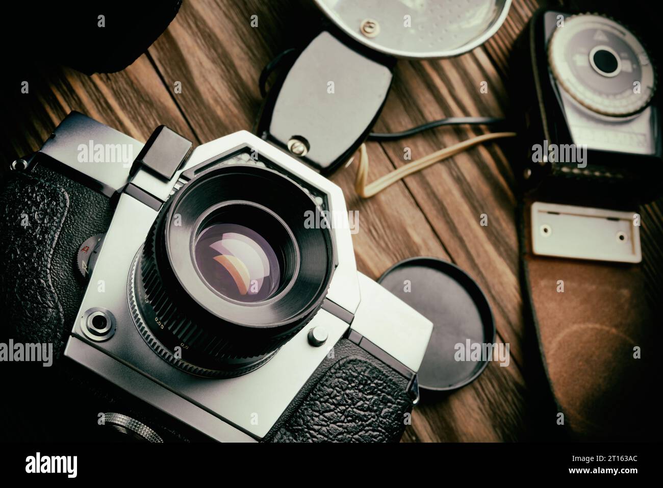 Ancien appareil photo de film vintage, flash et posemètre Banque D'Images