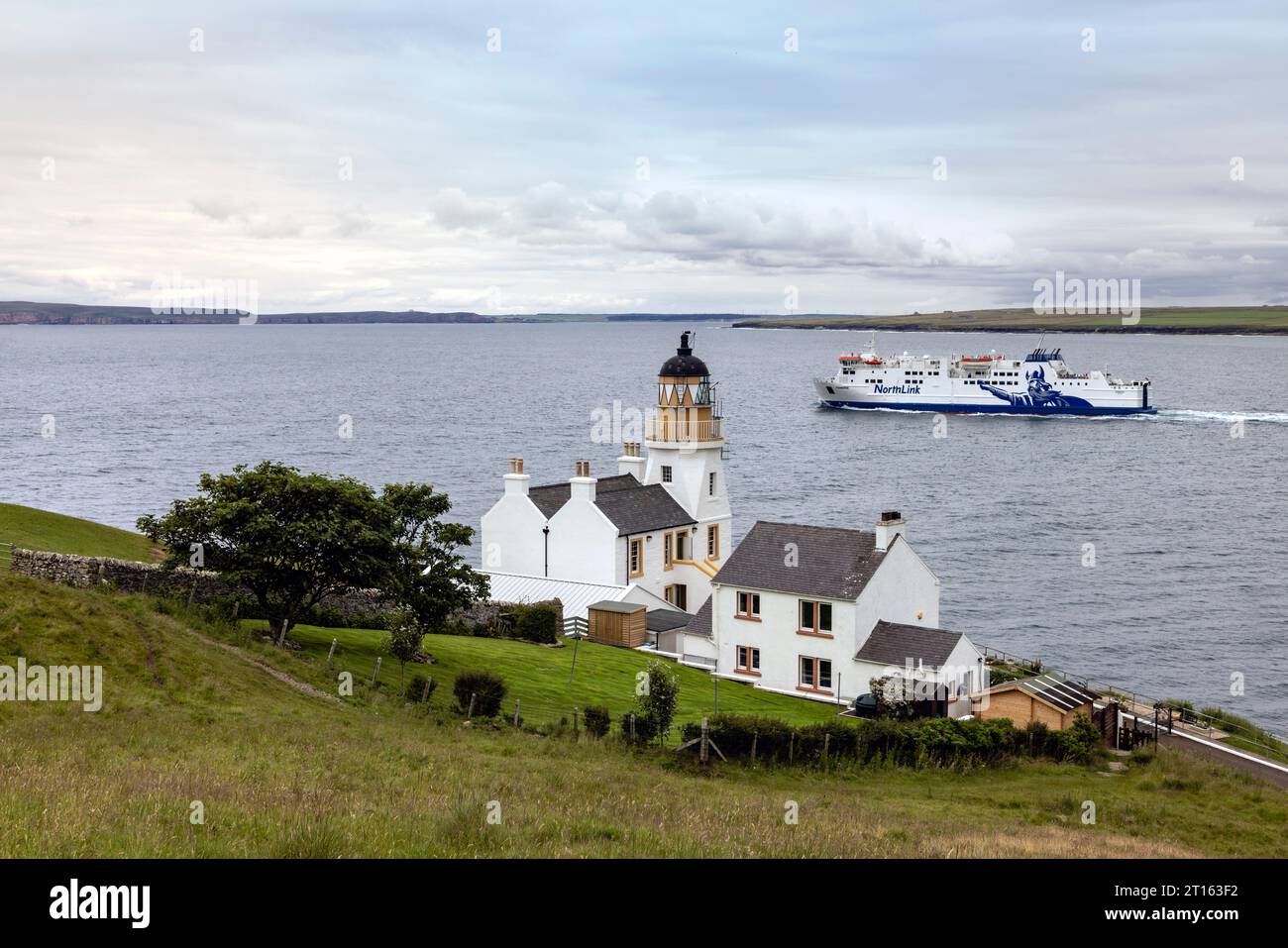 Phare de Holborn Head avec un ferry NorthLink à Scrabster près de Thurso, Caithness, Écosse Banque D'Images