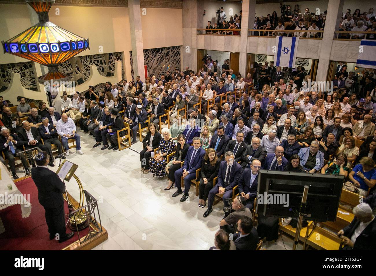 Vue d ' ensemble de la célébration d ' un événement solennel à la mémoire des victimes des attaques terroristes subies par Israël, pour la récupération des blessés et la libération des otages enlevés, organisé par la Communauté juive de Madrid, Maccabi Espagne, communauté Bet El et communauté juive de réforme Or Hadash à la synagogue Beth Yaacov à Madrid. Banque D'Images