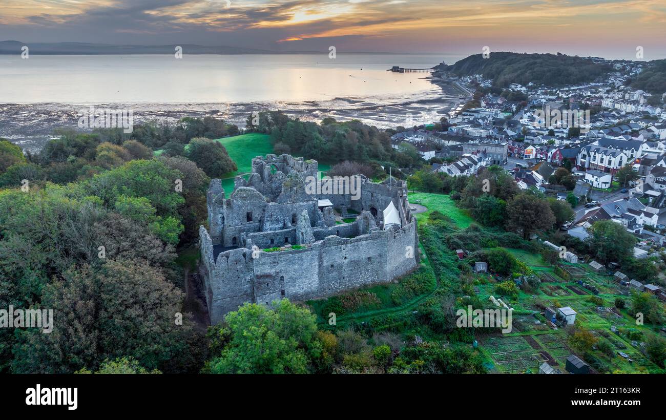 Editorial Swansea, Royaume-Uni - 08 octobre 2023 : le château d'Oystermouth vu des airs, un château normand en pierre dans le sud du pays de Galles surplombant la baie de Swansea à l'est Banque D'Images